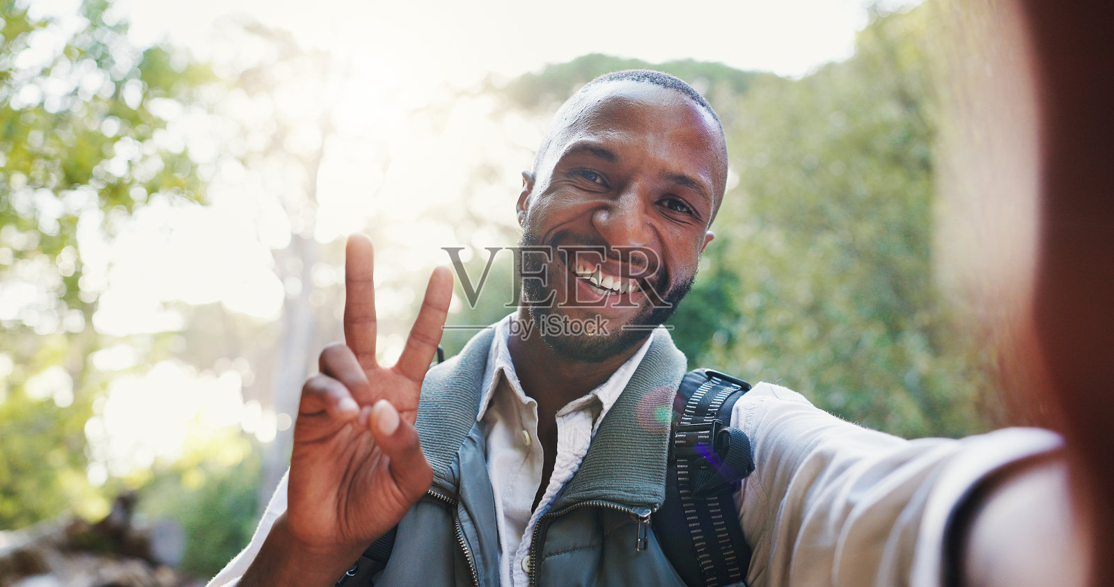 徒步旅行,黑人男性与和平手势自拍,冒险回忆与兴奋的户外活动。大自然,男性游客与健身,摄影用于旅行、远足,以及用于个人资料图片的表情符号。照片摄影图片