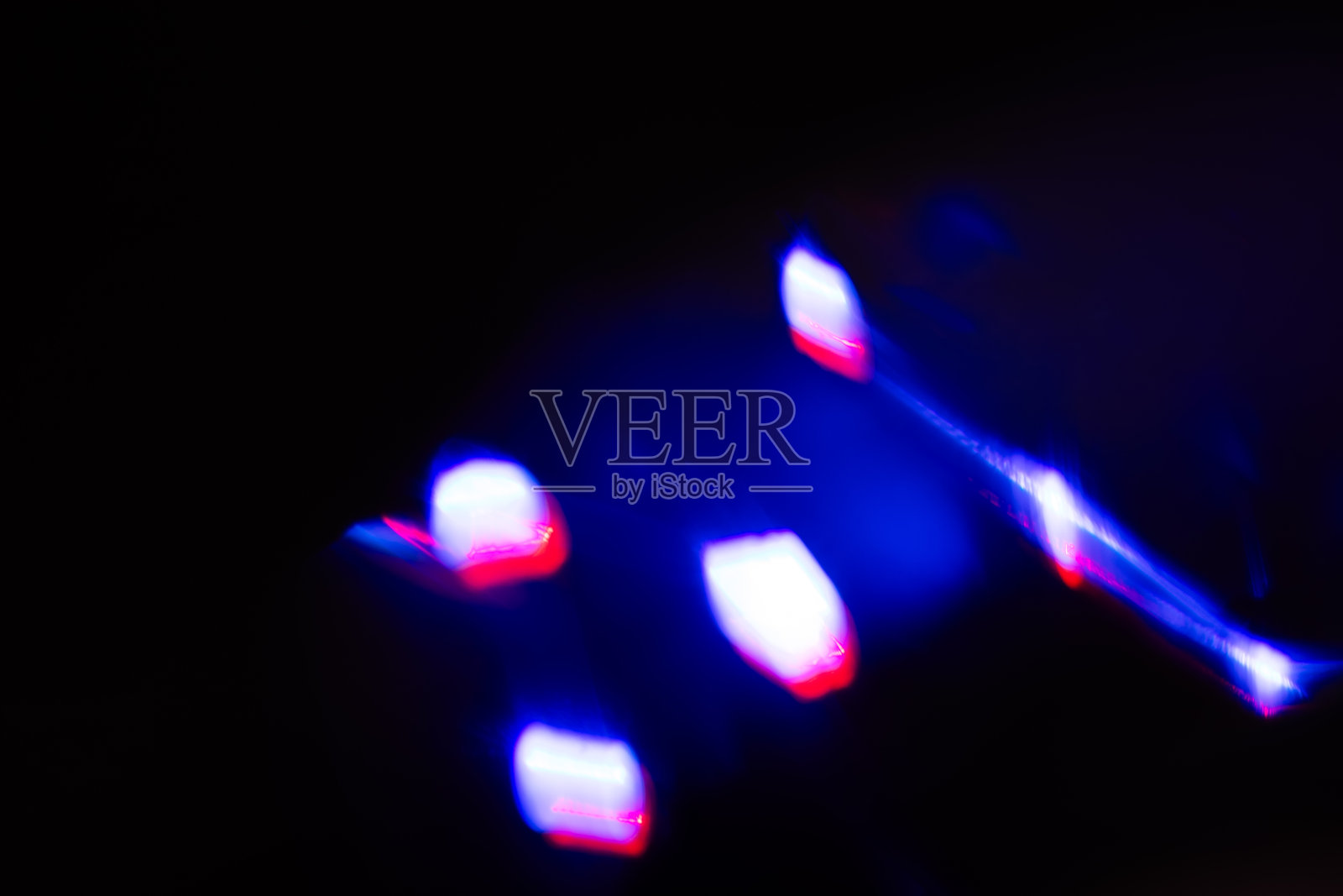 模糊的霓虹灯光。镜头光晕叠加。散景荧光闪光。照片摄影图片