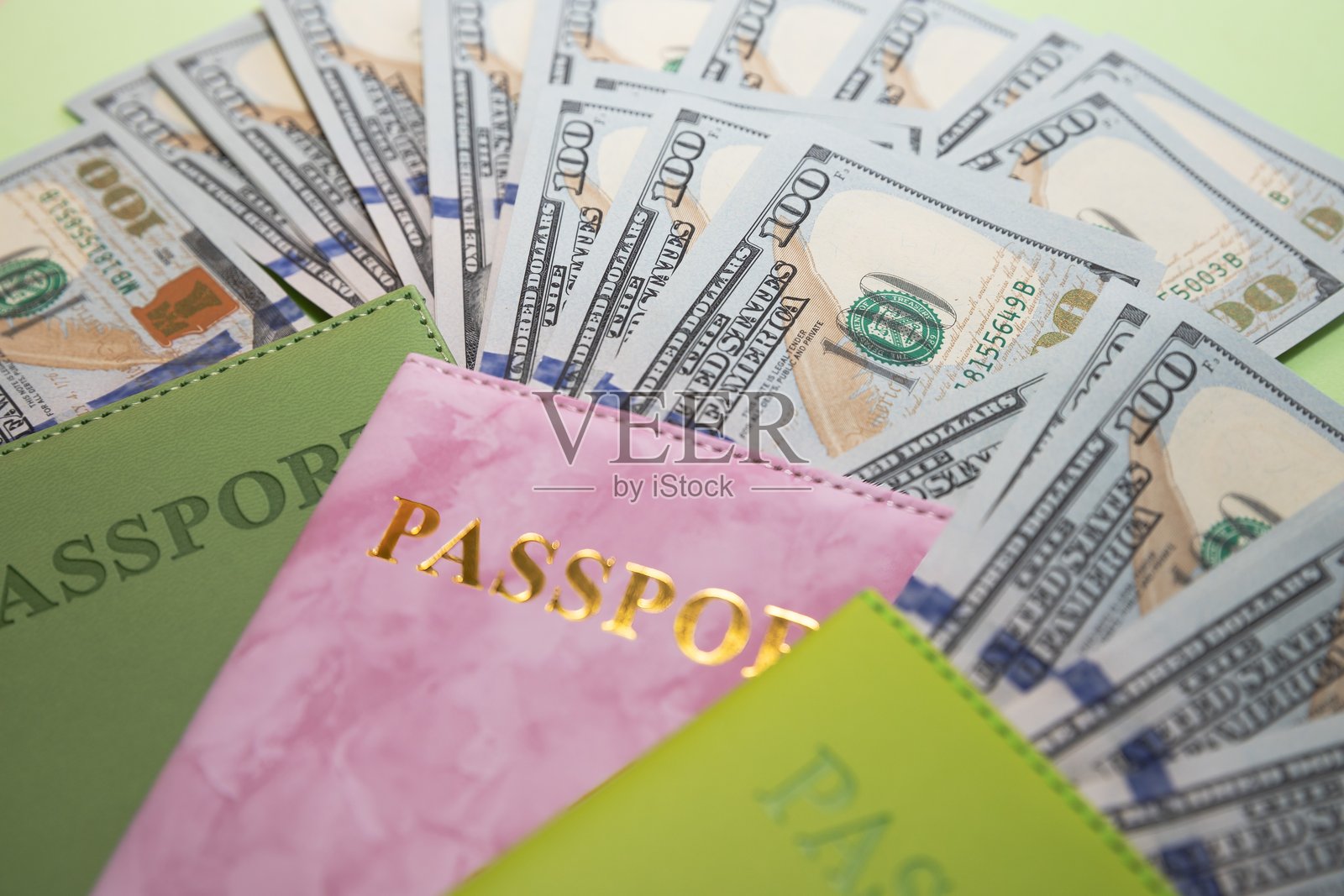 护照和美元在绿色背景上,旅行和预算概念照片摄影图片