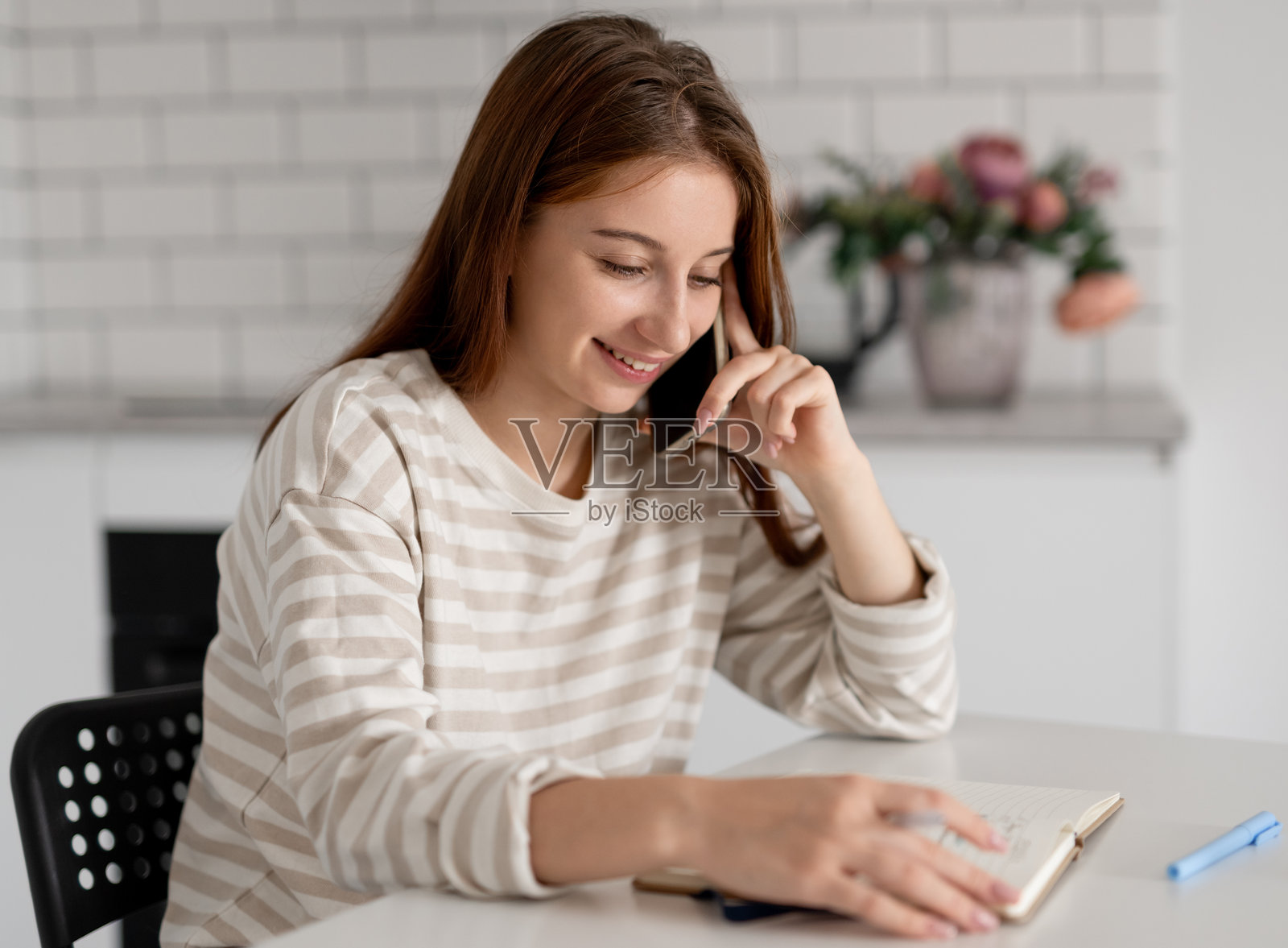 女孩微笑着打电话照片摄影图片