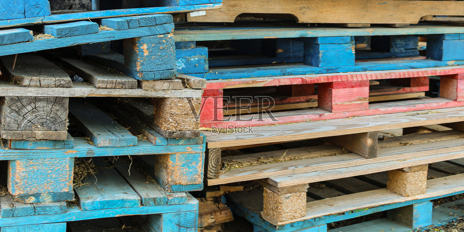 风化的木质可重复使用托盘特写。照片摄影图片