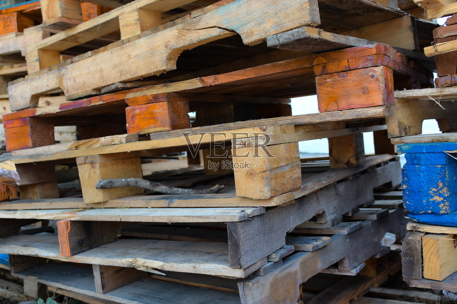 木质可重复使用托盘的特写。商业、工业和经济纹理横幅抽象商业背景。照片摄影图片