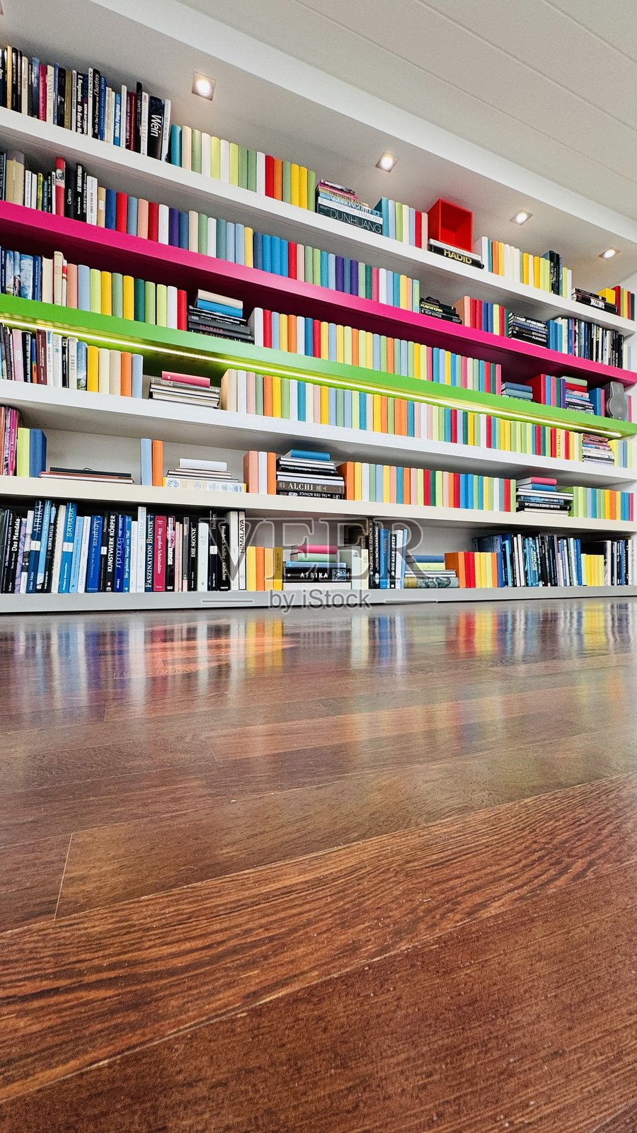 书架上紧密摆满了许多五颜六色的书籍照片摄影图片