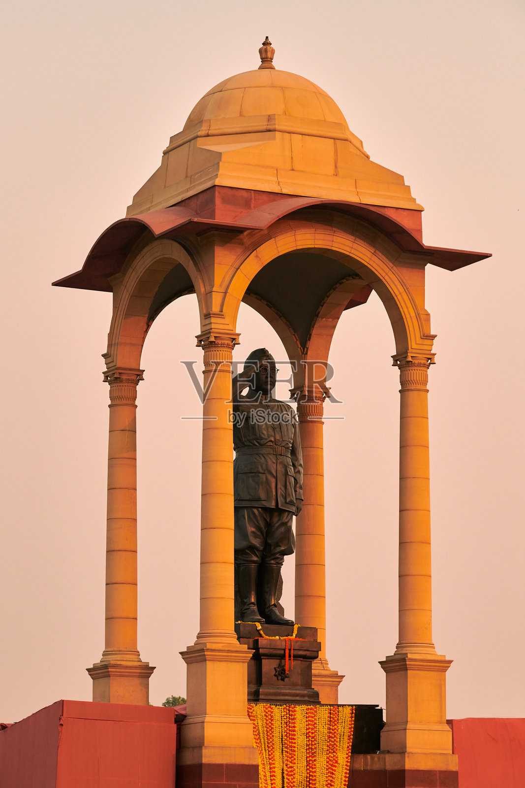 印度门战争纪念碑后方的苏巴斯·钱德拉·博斯雕像在凉棚下照片摄影图片