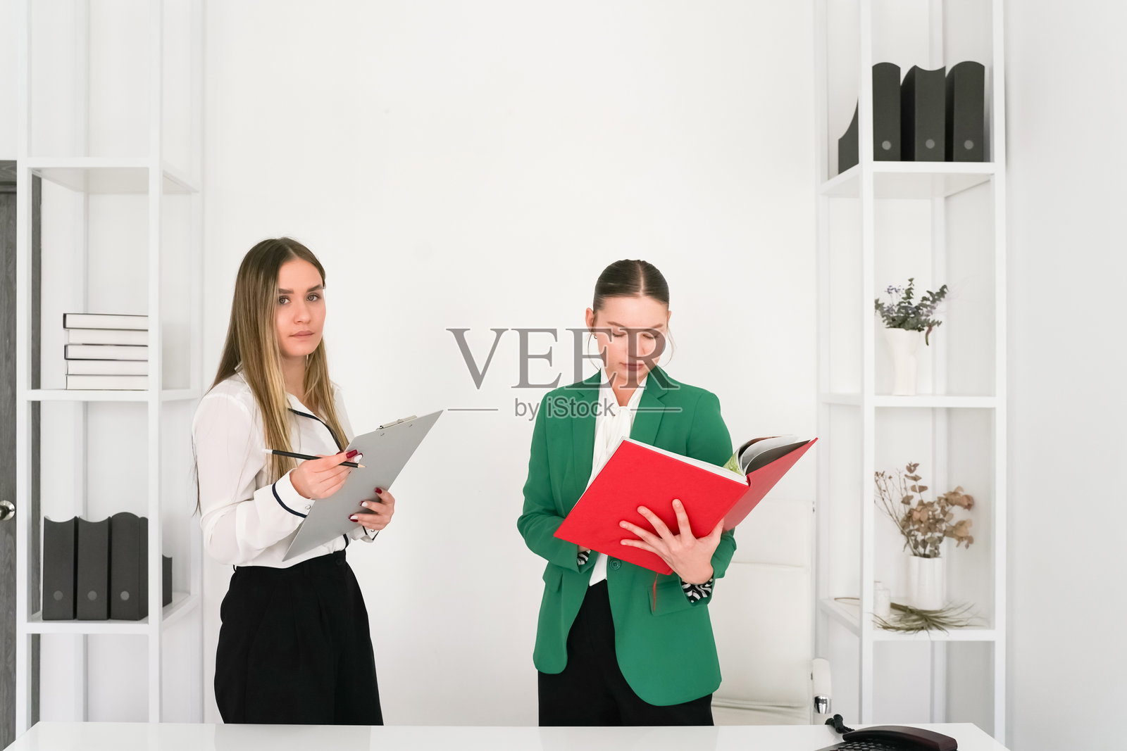 商务会议。办公室,笔记本电脑和使用笔记本电脑的女性,进行投资信息、研究和职业发展。法律职业、科技和现代职场中的女性律师。照片摄影图片