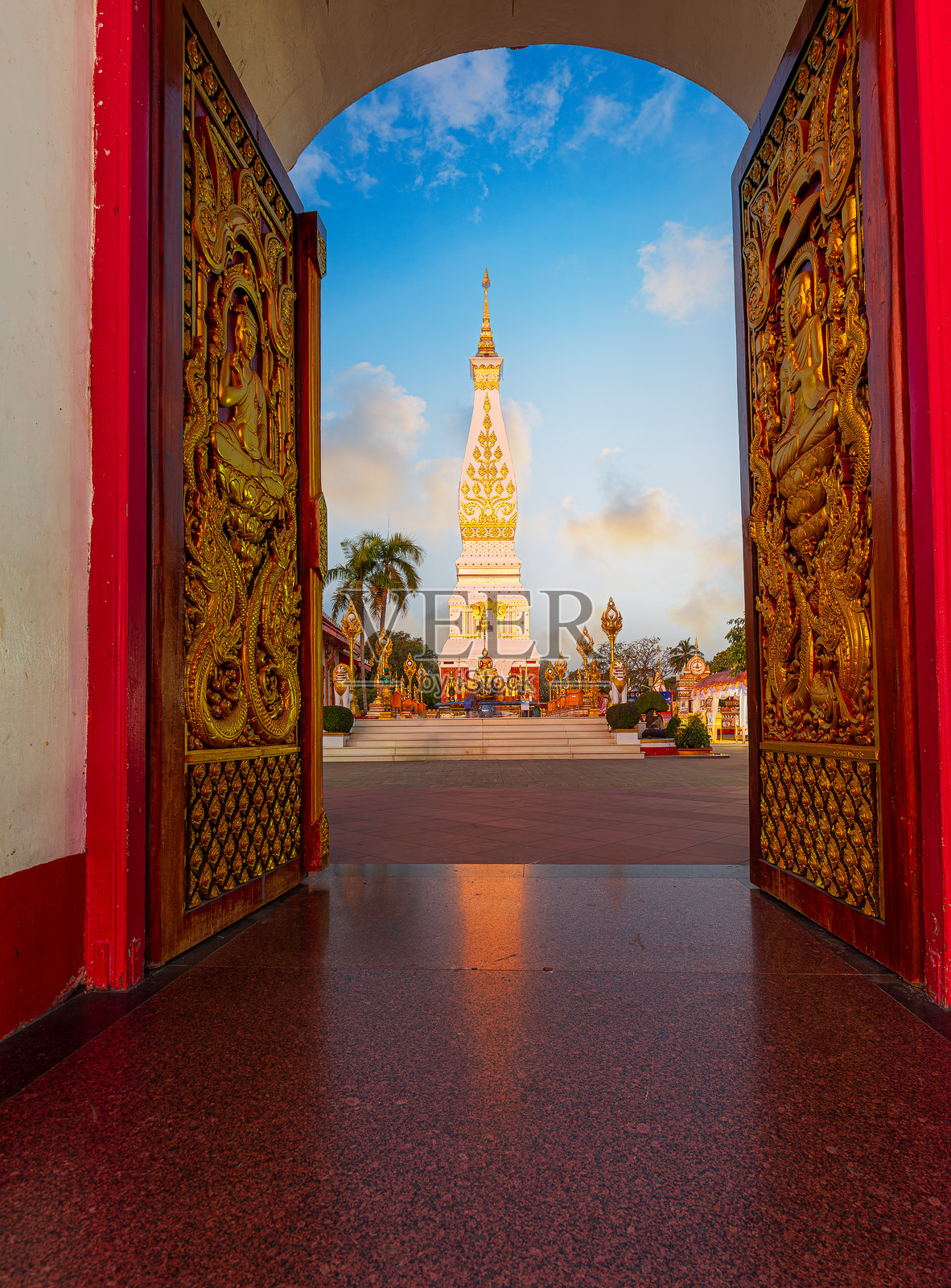 泰国帕那空的帕那空寺塔,打开帕那空寺的门。照片摄影图片