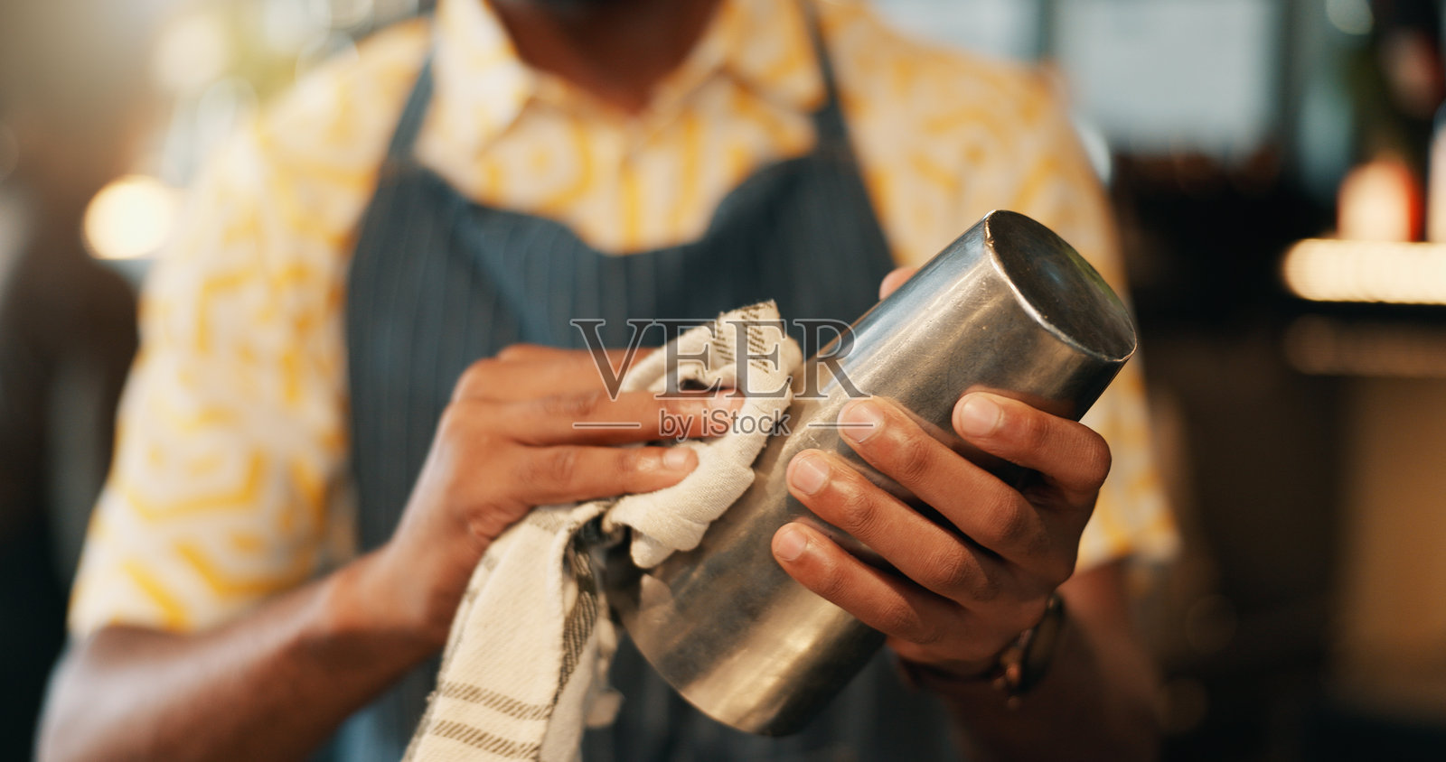 调酒师,手和拿着杯子的男人,擦拭和清洁的日常,布和过程。人,特写或员工使用消毒剂,去除细菌或灰尘,服务或卫生与杯子。照片摄影图片