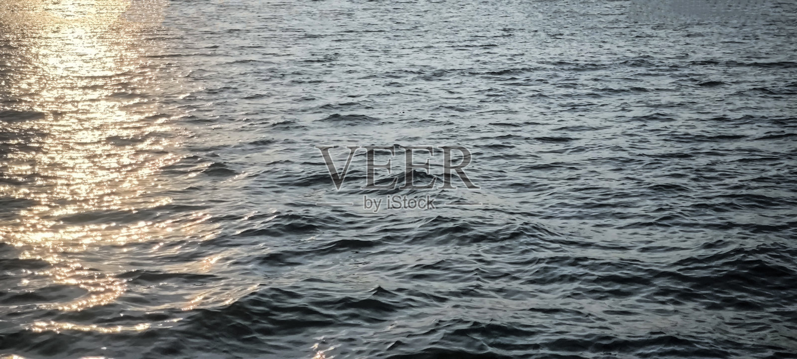 水波和晚霞作为背景照片摄影图片