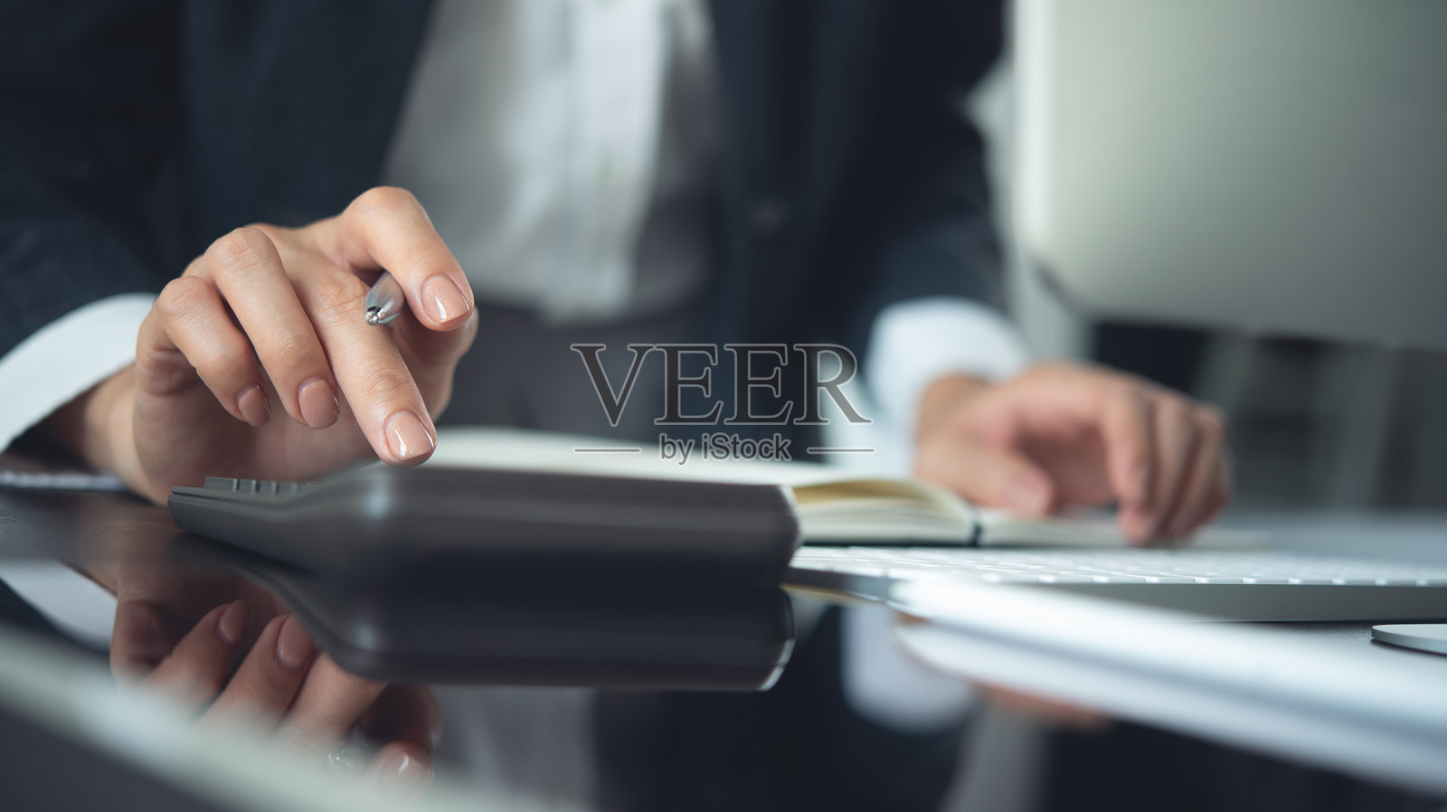 特写镜头:女商人用手计算家庭财务,写下笔记,桌上进行会计和预算管理。进行财务、预算和税务计算,记录每月开支。照片摄影图片