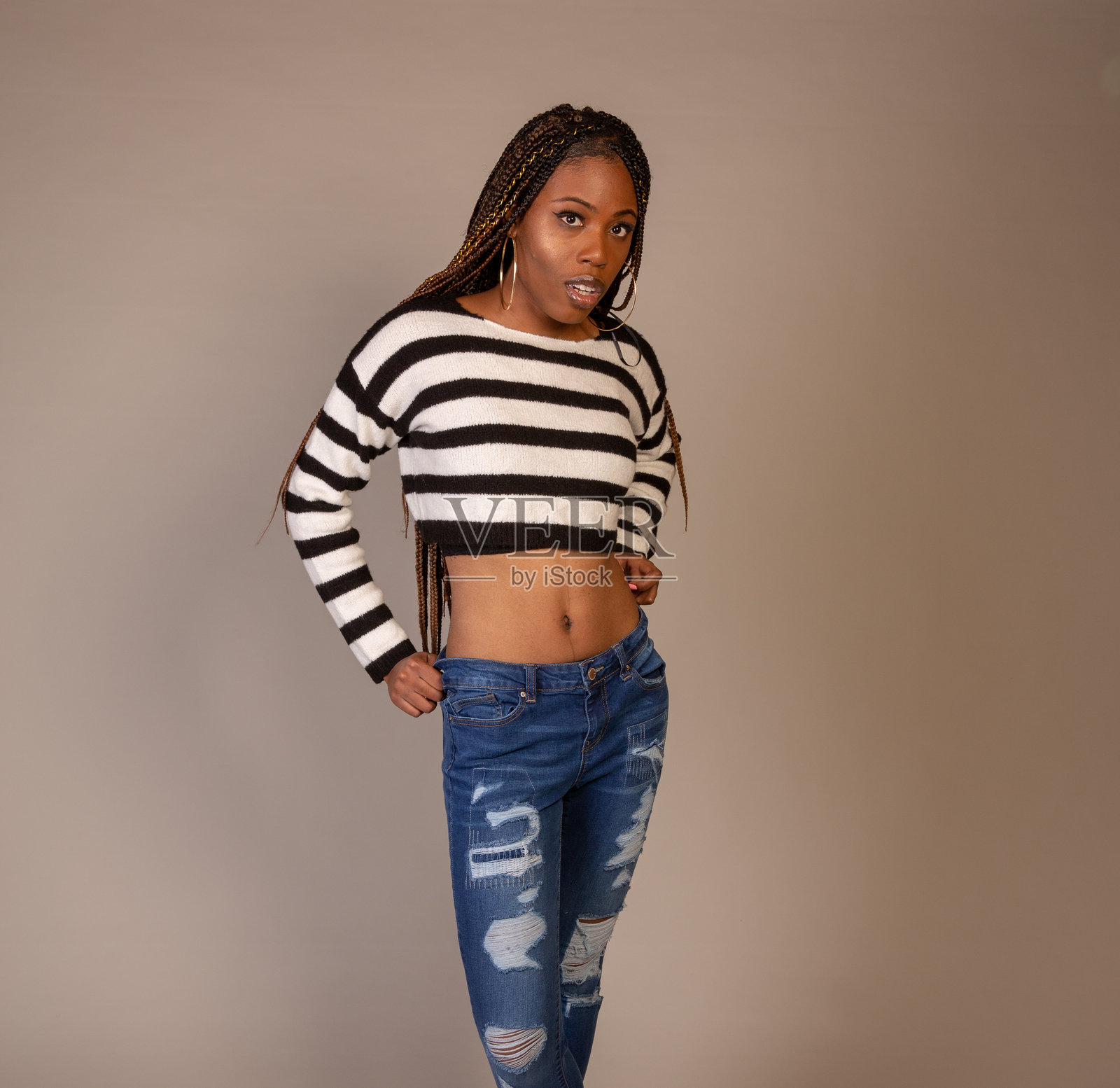 年轻的黑人女性在摄影棚中摆姿势照片摄影图片