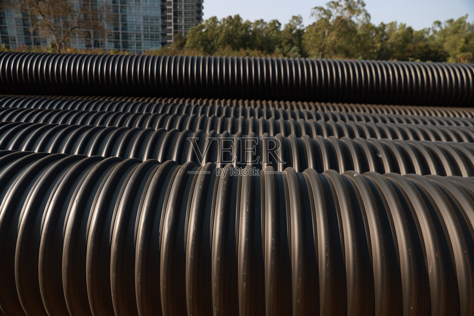黑色下水道排水管施工设备和材料背景与纹理照片摄影图片