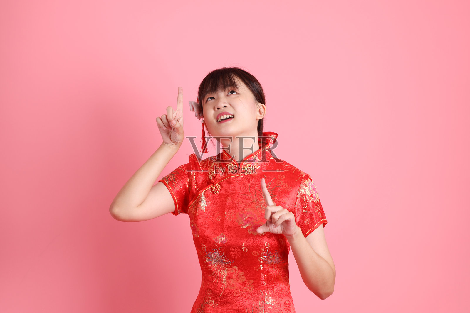 20岁中国女性穿着传统旗袍照片摄影图片