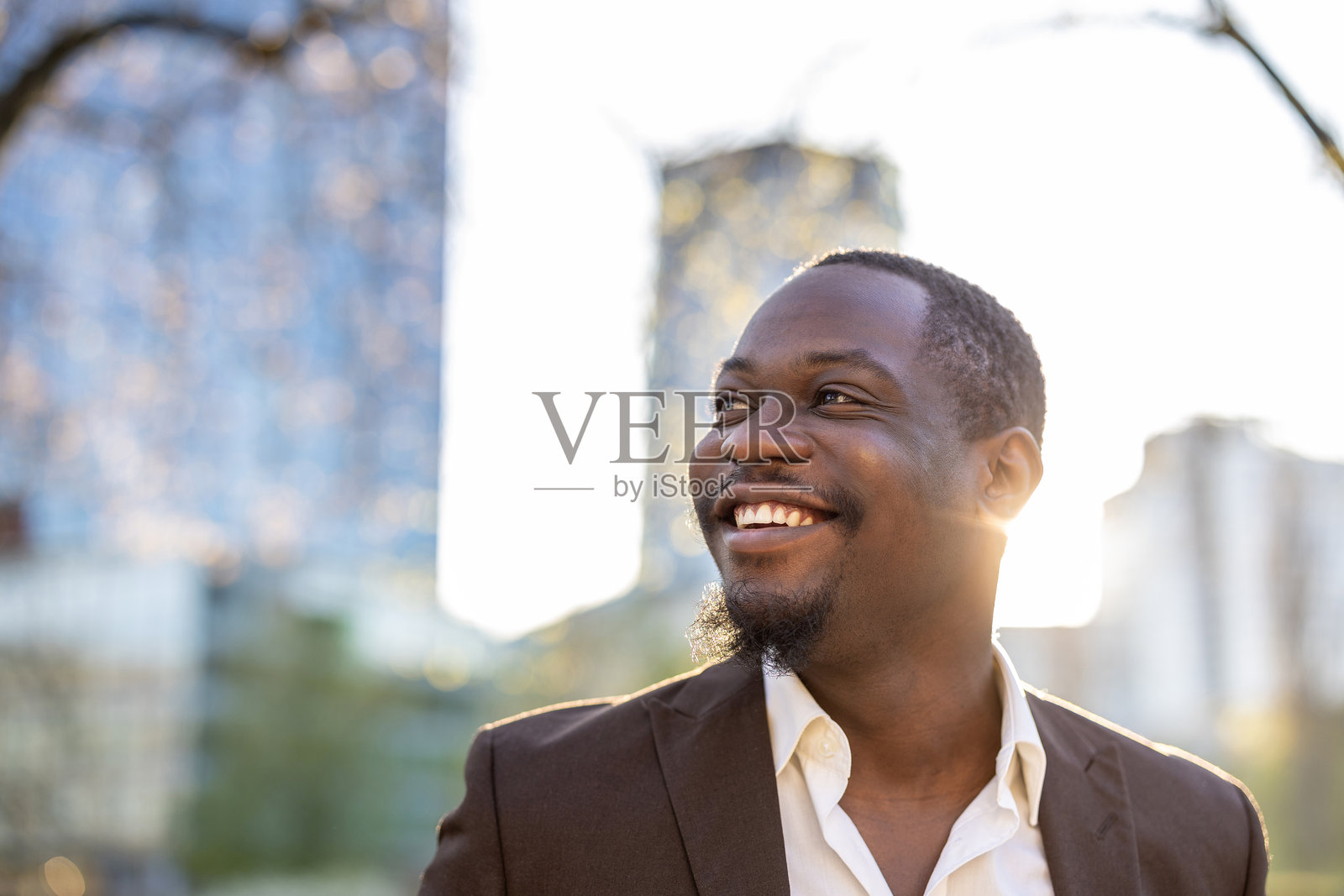 一位英俊的商人在城市中站立的肖像照片摄影图片