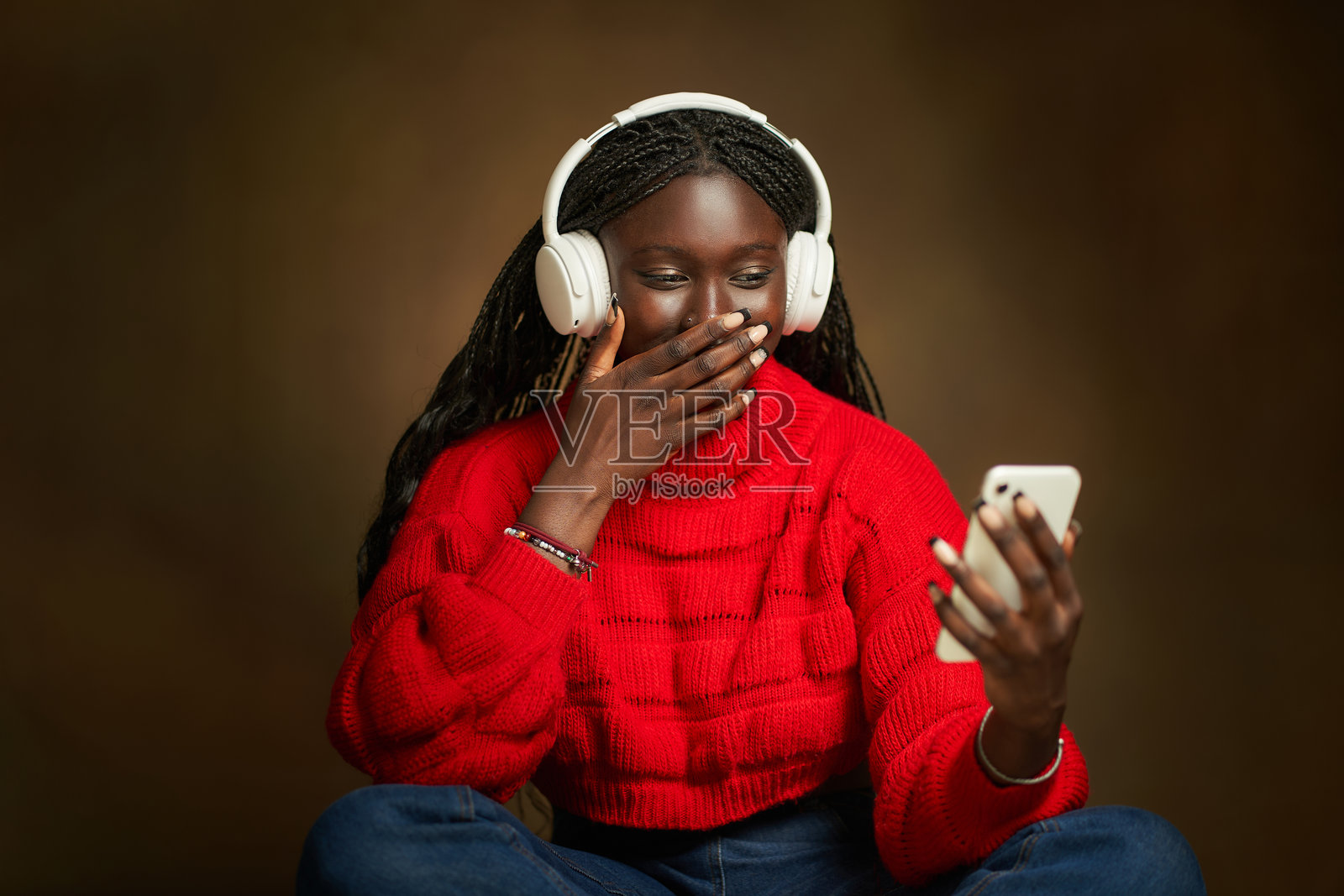 年轻女性在智能手机上享受音乐和社交媒体照片摄影图片