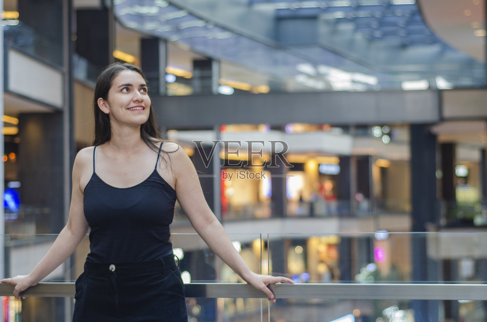 年轻的拉丁裔女性享受购物中心的体验照片摄影图片