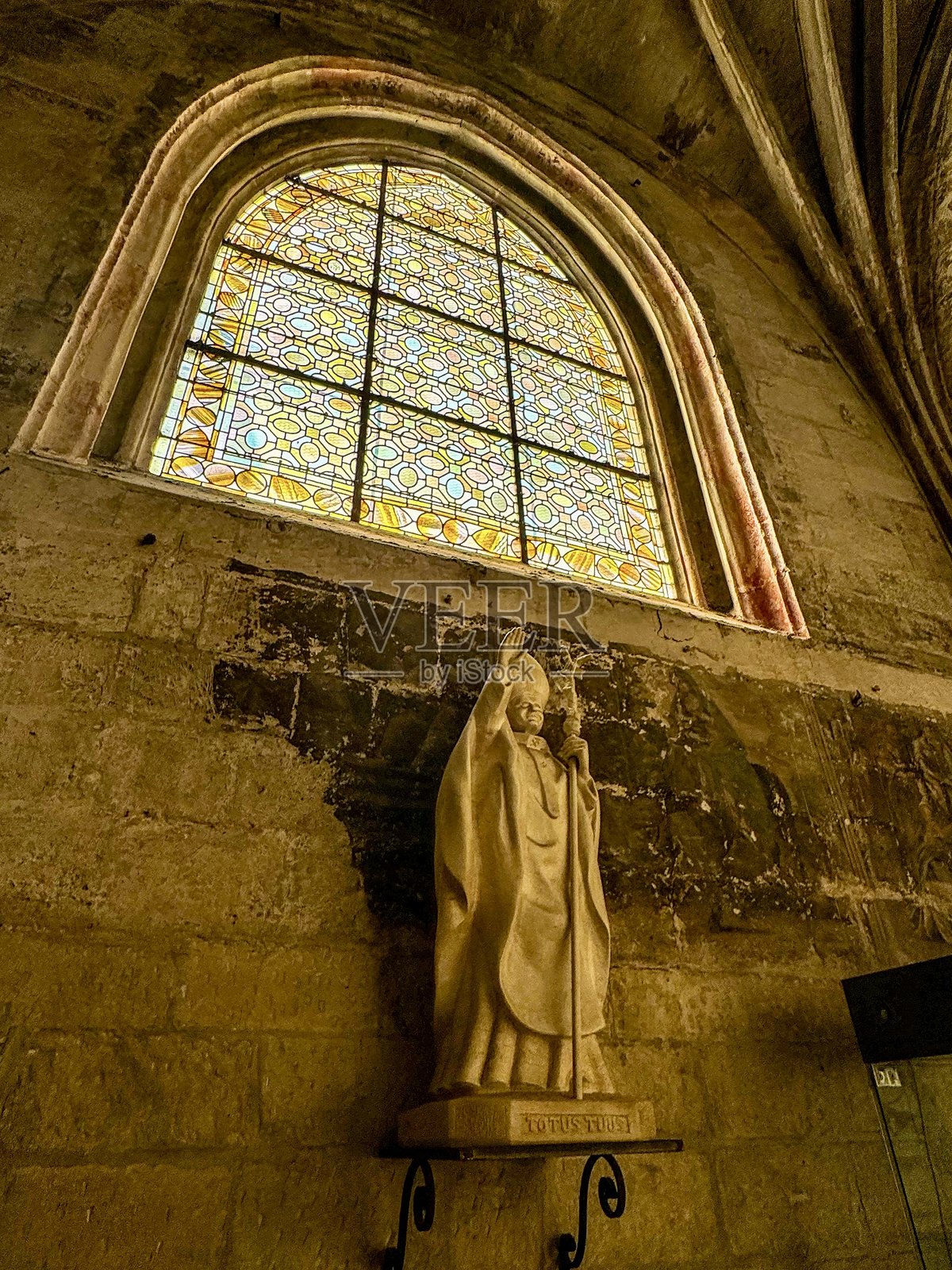 透过古老的彩色玻璃窗洒下的丹尼尔之光照片摄影图片