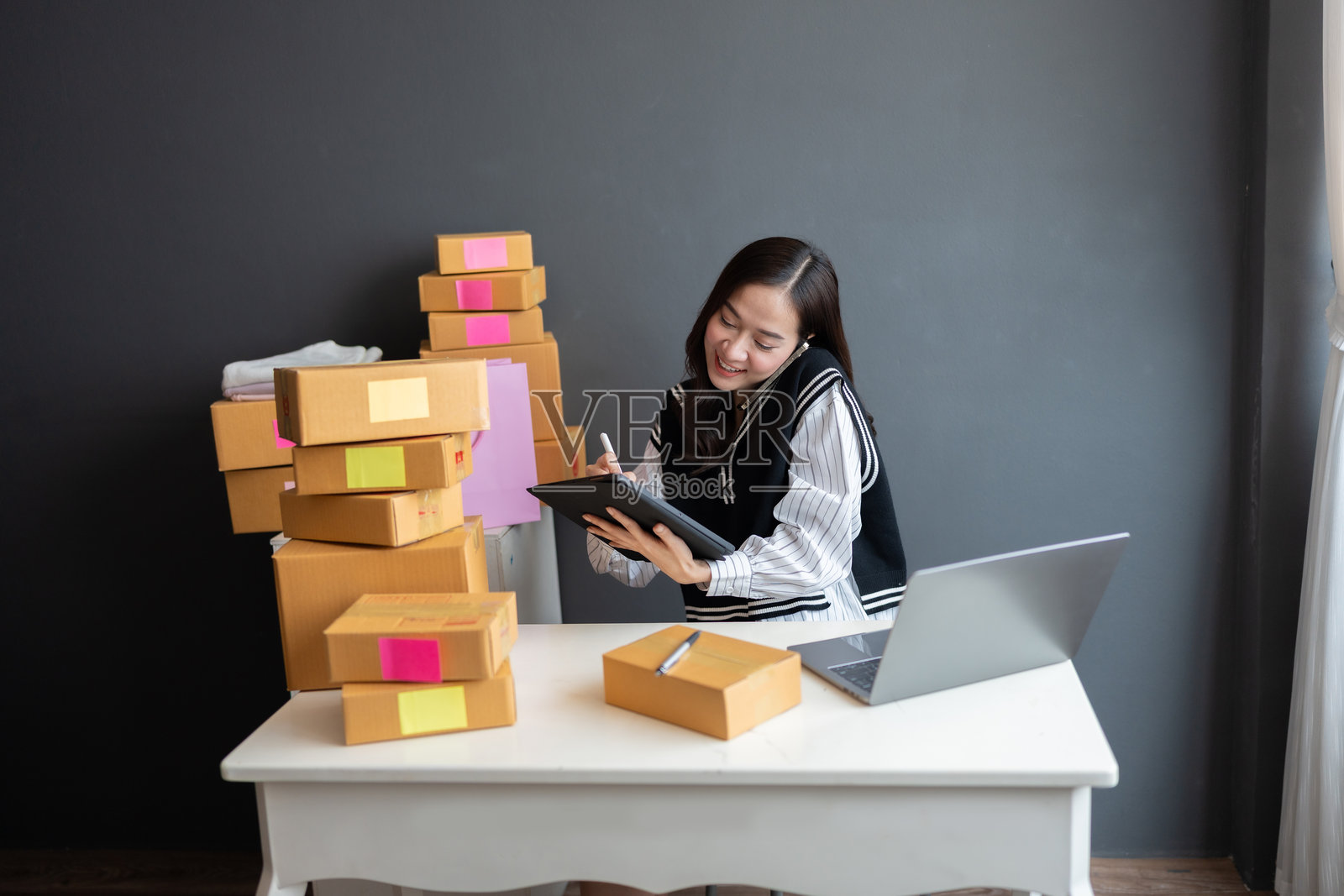 这位勤奋的亚洲女性企业主从零开始建立了自己的成功,将她的在线商店发展成了当今快速发展的数字行业中的繁荣业务。照片摄影图片