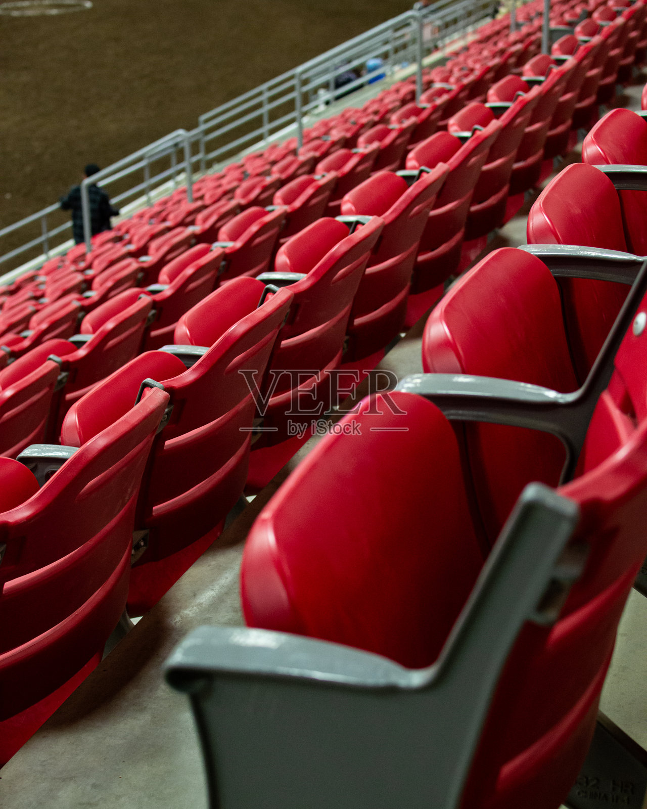 活动场馆内空荡荡的红色座椅高角度拍摄照片摄影图片