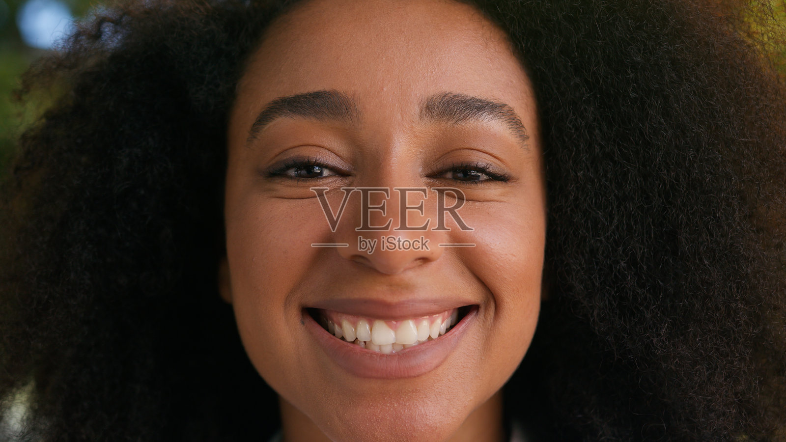 非洲裔美国女性特写面孔,微笑大笑,积极有趣,女商人肖像,快乐的学生,健康的牙齿,露齿而笑,面对镜头,城市户外医学场景。照片摄影图片