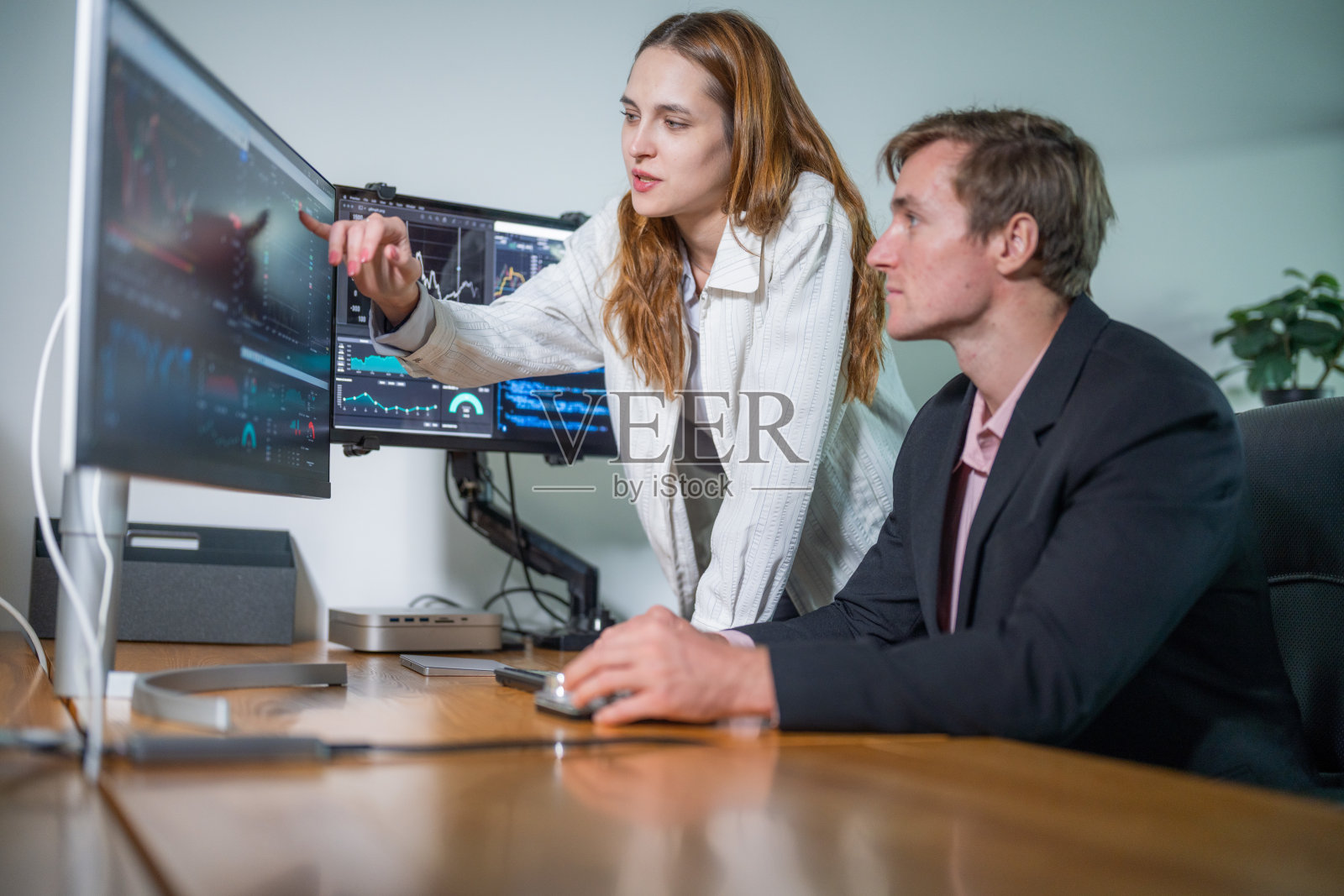 工人在现代办公室环境中白天协作进行数字项目照片摄影图片