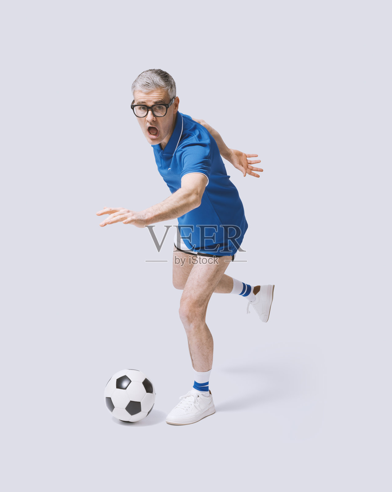 搞笑的足球运动员踢球照片摄影图片
