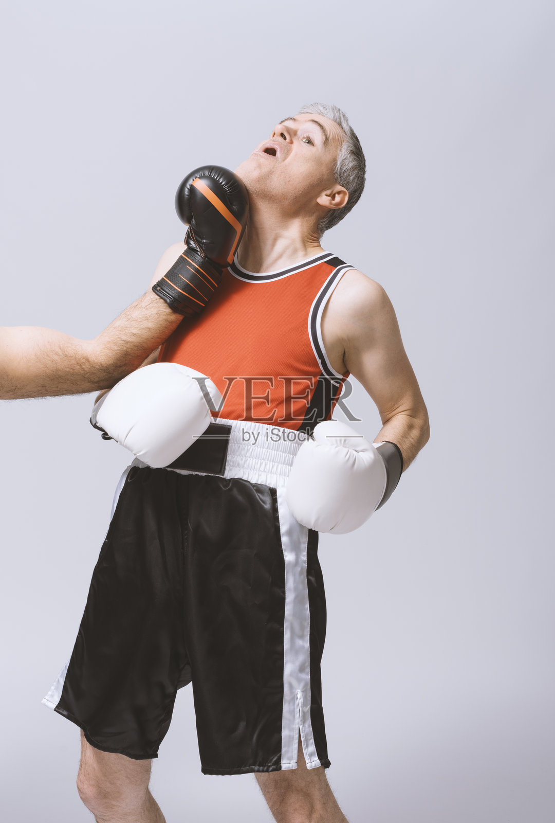 拳击手在拳击比赛中被击打照片摄影图片