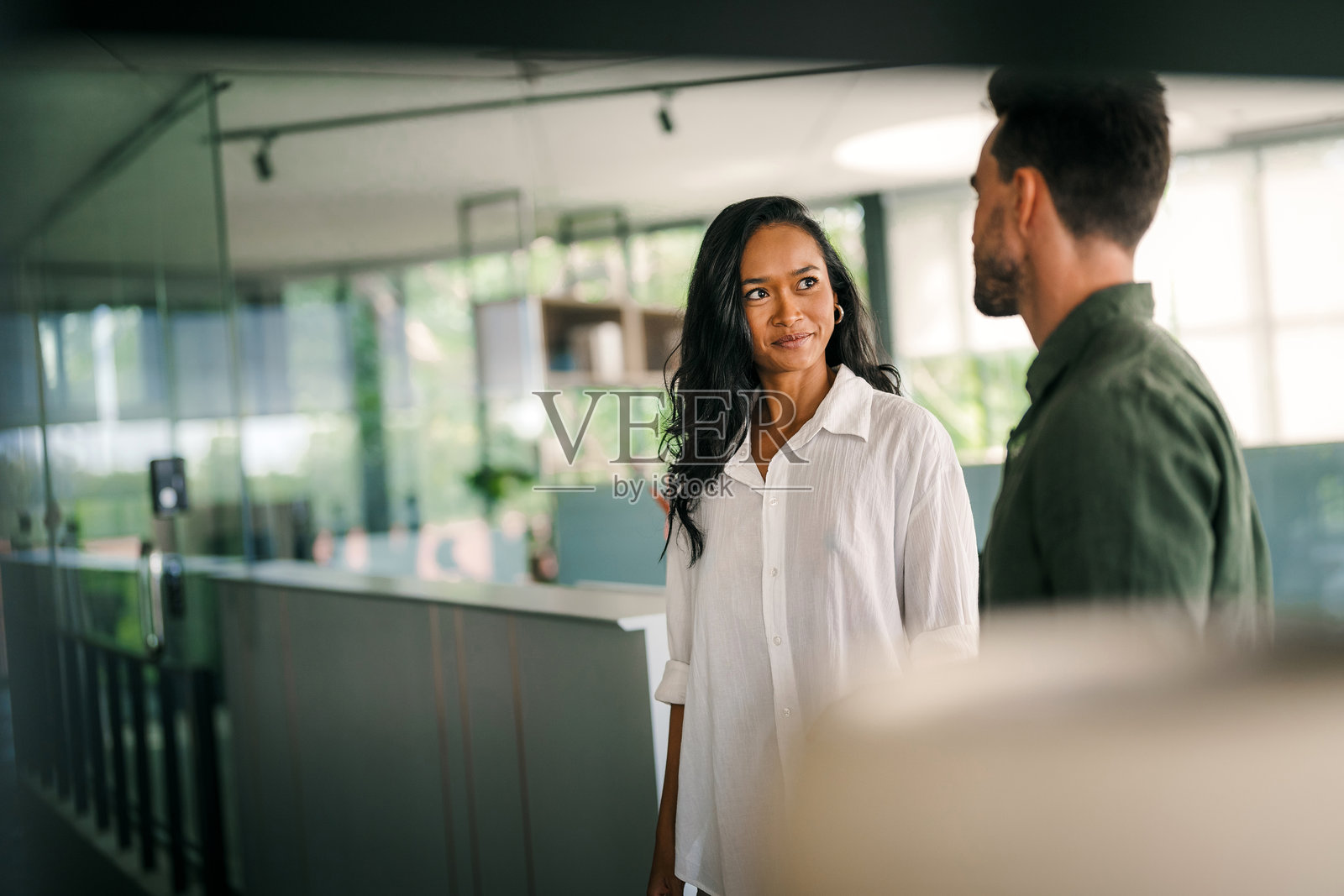 快乐的多元化同事在工作间隙中使用科技享受合作的乐趣照片摄影图片