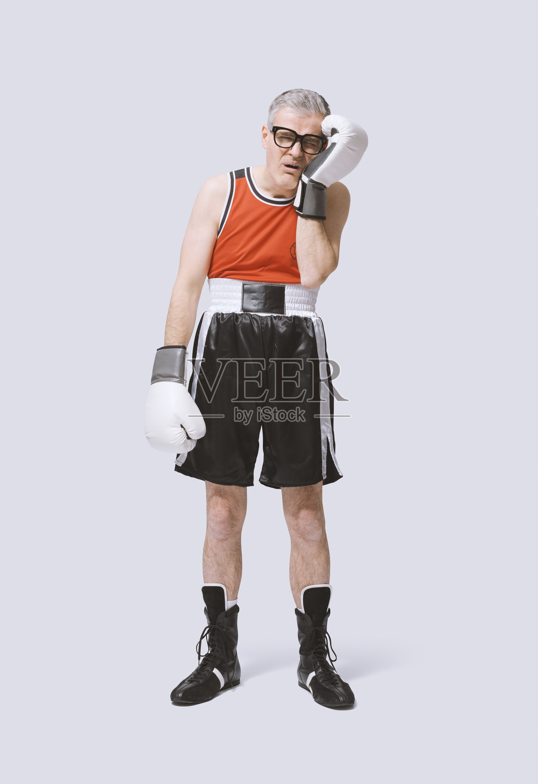 绝望的拳击手在被击打后触摸自己疼痛的脸部照片摄影图片