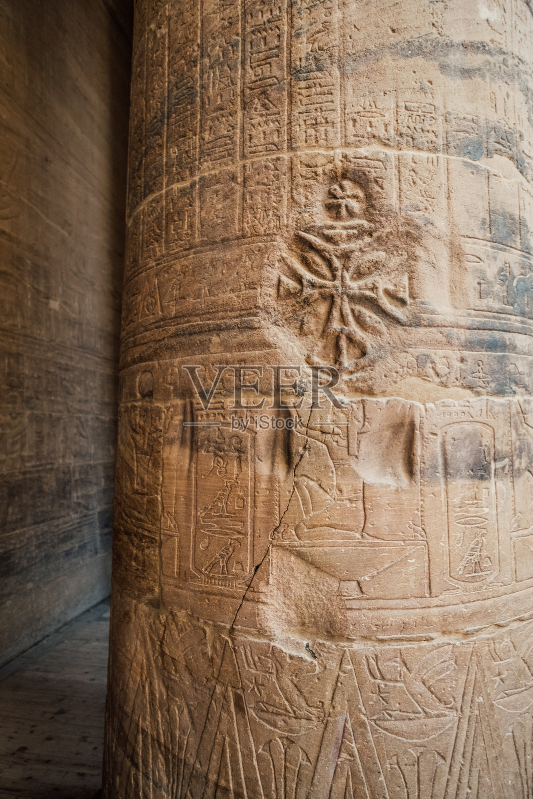 科普特十字架,古罗马涂鸦覆盖在埃及阿斯旺神庙的象形文字上照片摄影图片