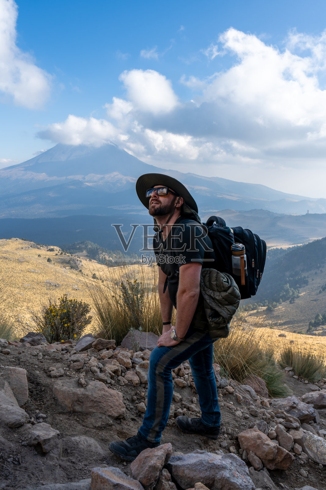 徒步旅行者在火山山脉中享受美景,深呼吸,感受冒险与探索的自由,背景是波波卡特佩特火山。照片摄影图片