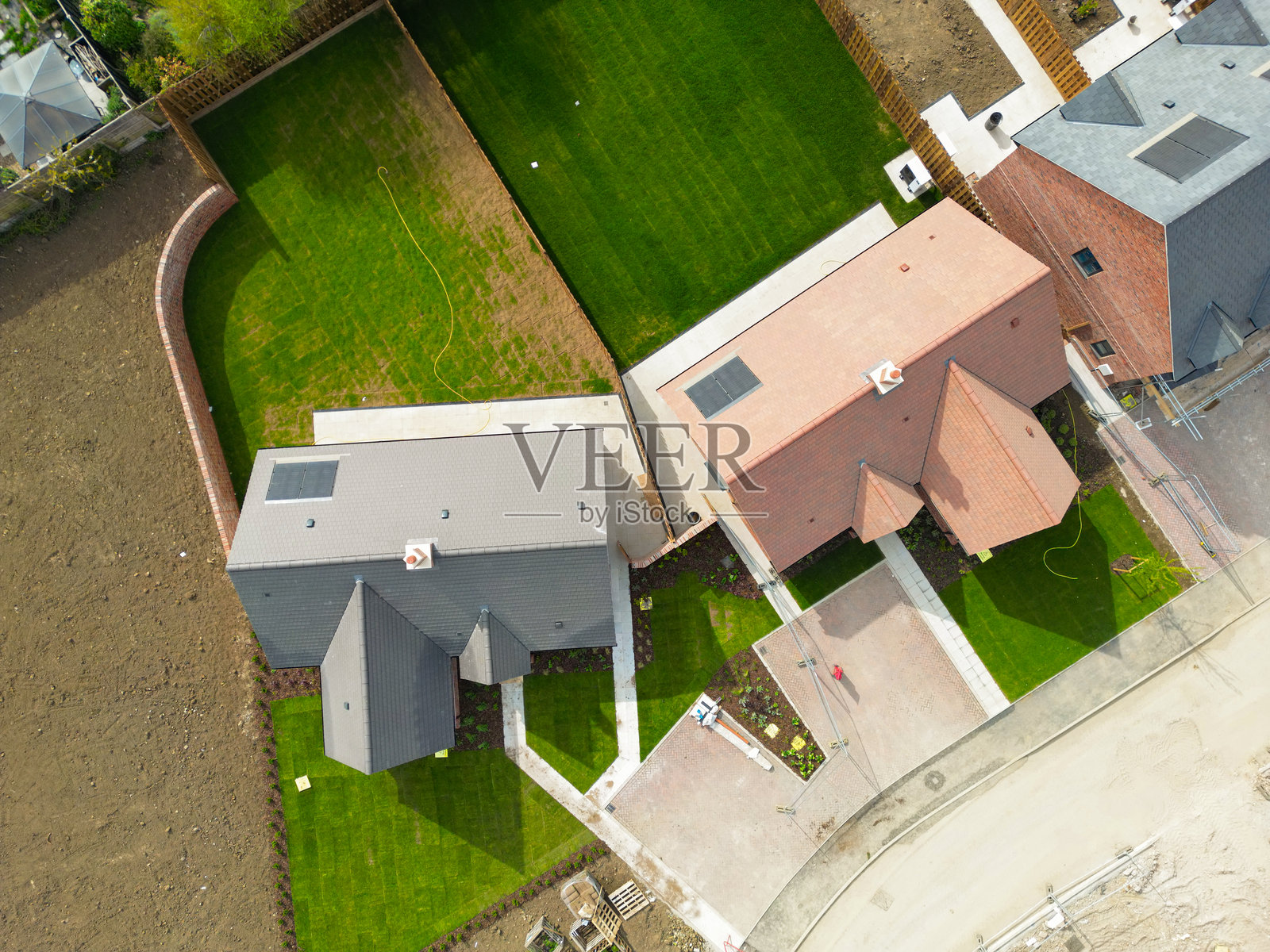 英国乡村开发中新建独立平房的无人机俯视图。照片摄影图片