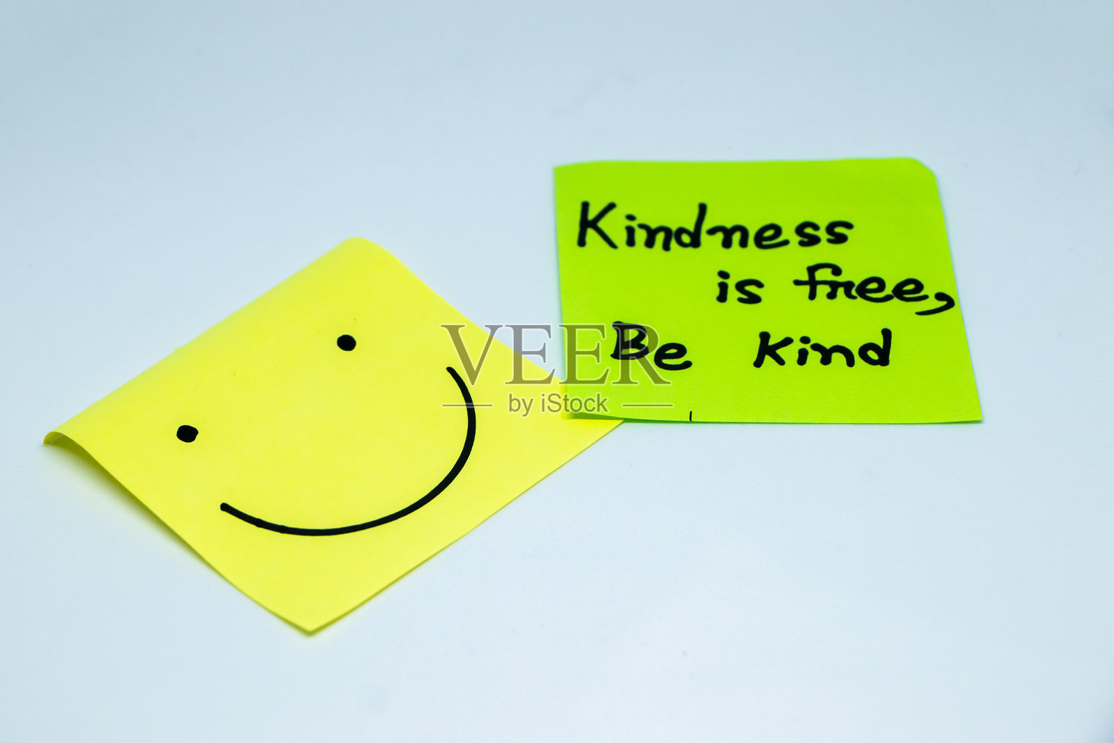 积极肯定的概念。孤立背景上的激励词语便签。照片摄影图片