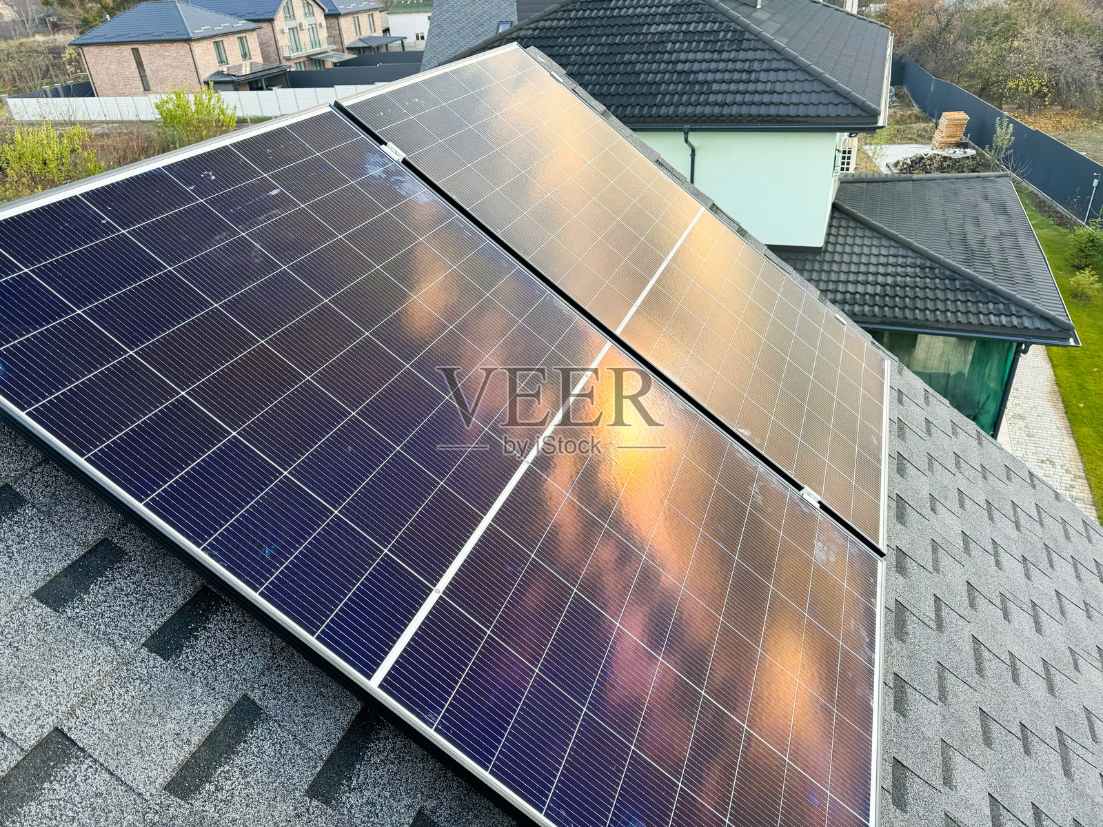 带有屋顶太阳能电池板的节能房屋照片摄影图片