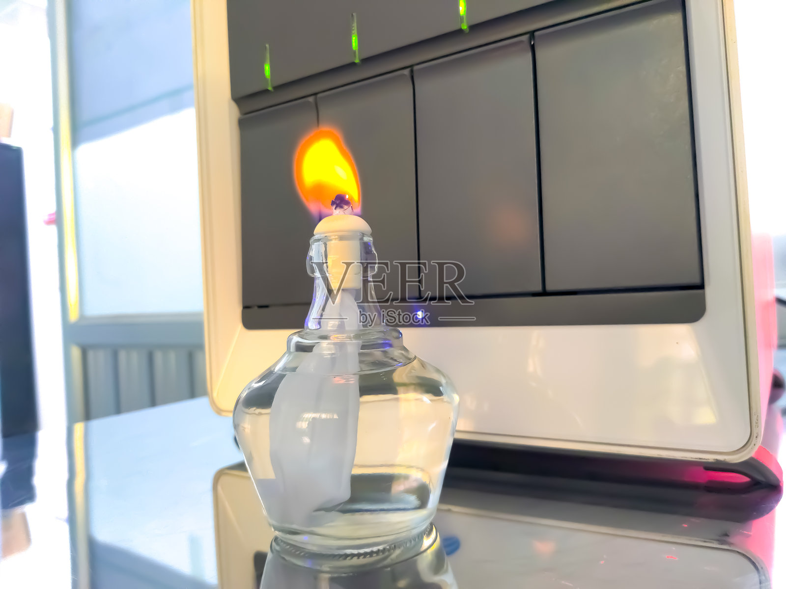 医疗实验室中的酒精灯或灵魂燃烧器与火焰照片摄影图片