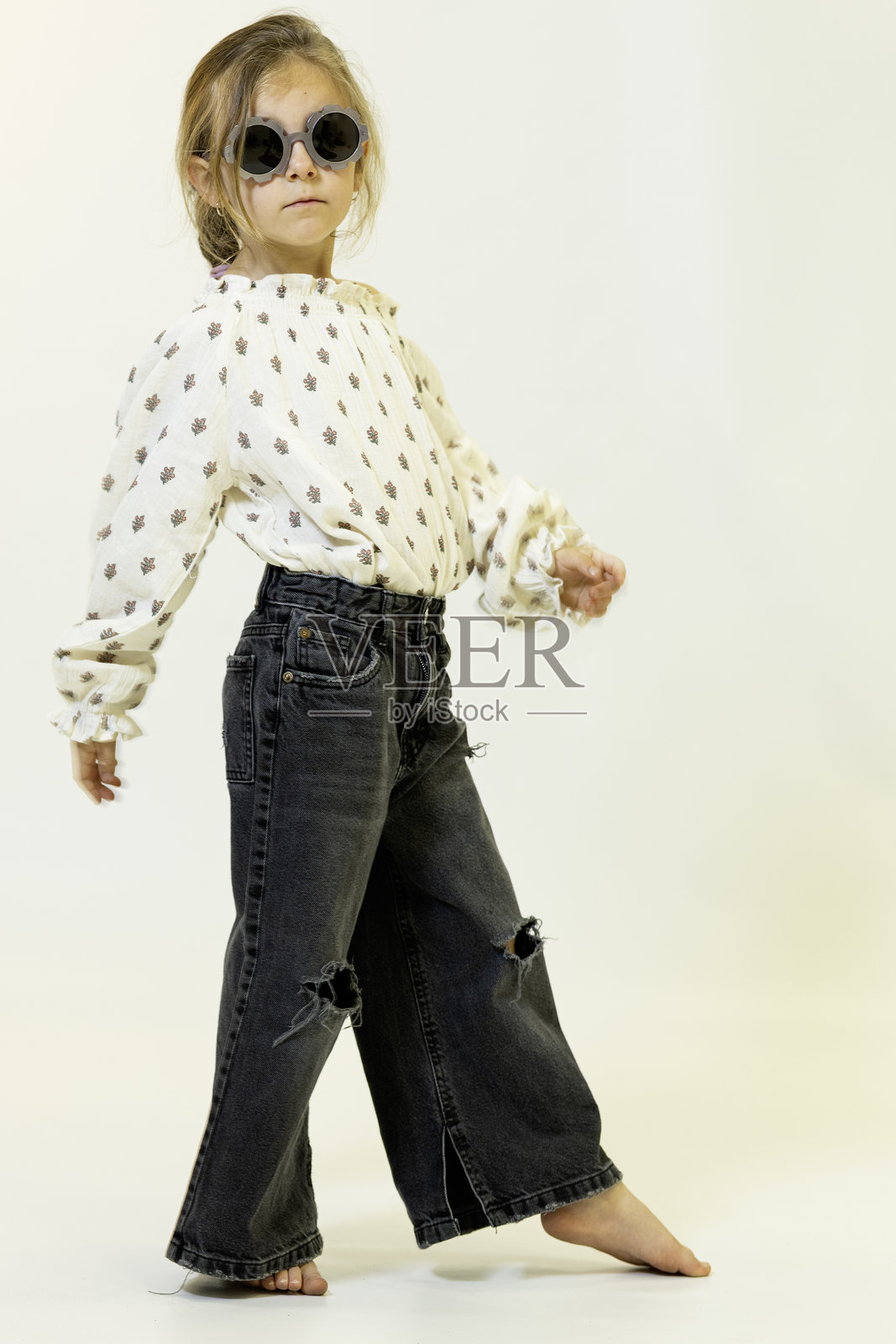 快乐的白人儿童在商业摄影棚中摆姿势和玩耍,留有空白空间照片摄影图片