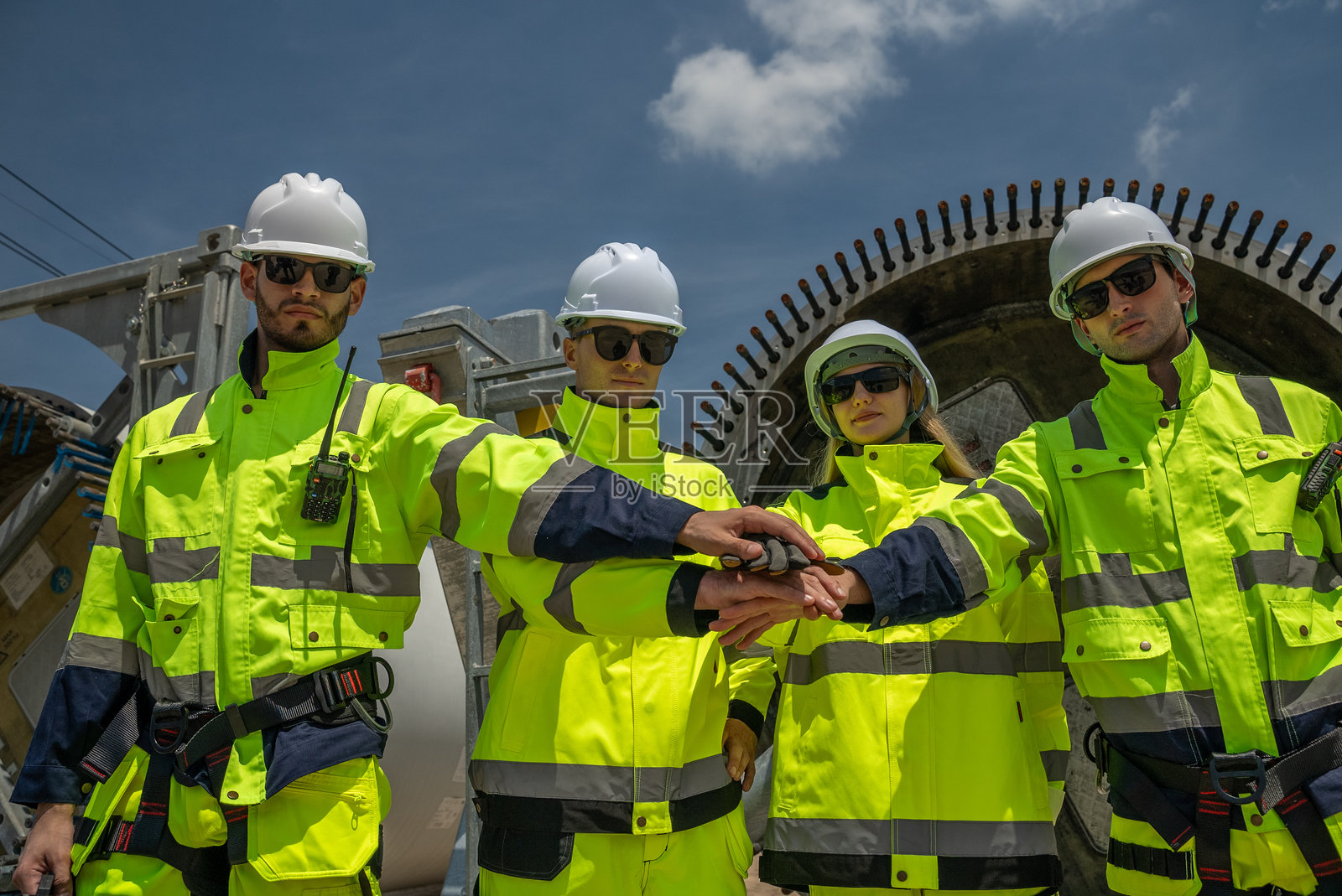 电气工程师或技术人员负责风力涡轮机的检查、维护和修理,以实现清洁、可持续的能源和绿色生态电力概念。替代可再生风能站。照片摄影图片
