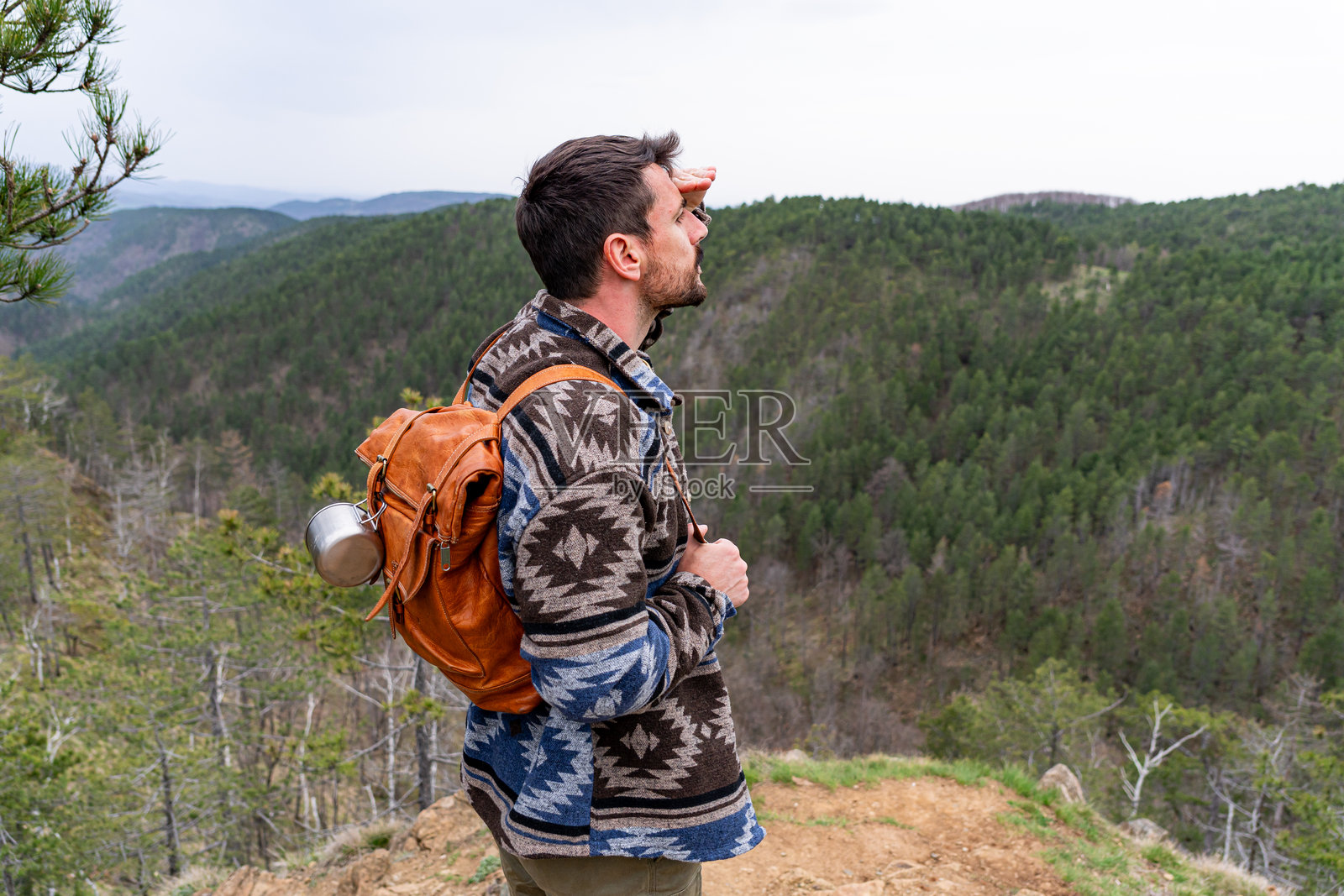 登山者在山顶眺望地平线,享受自由与旅行的渴望照片摄影图片