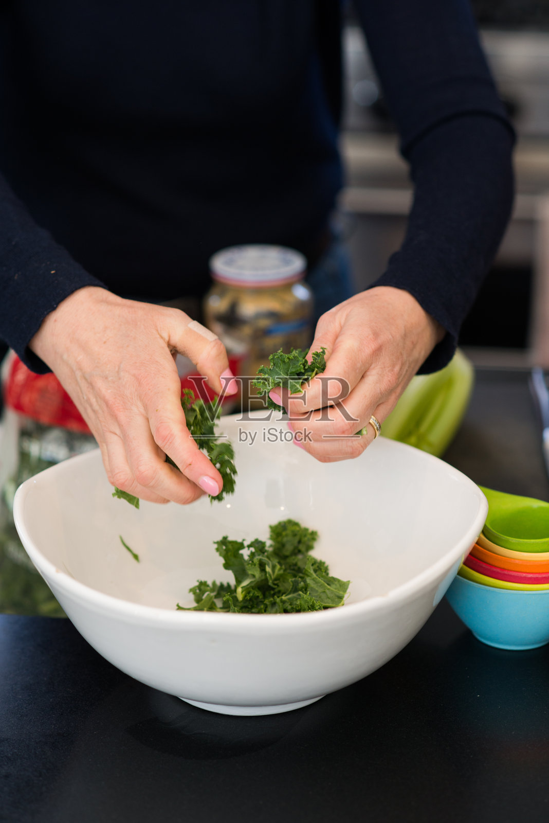 准备新鲜羽衣甘蓝制作健康自制沙拉照片摄影图片