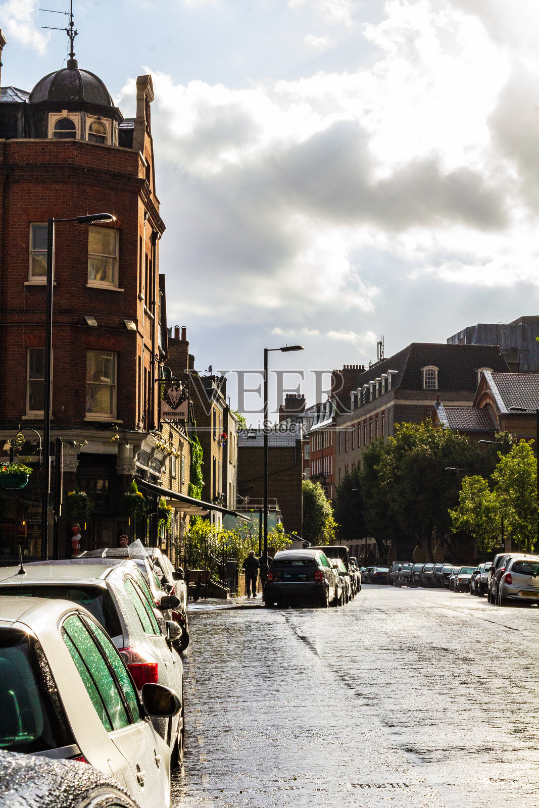 历史悠久的城市街道场景,汽车与明亮的下午阳光照片摄影图片