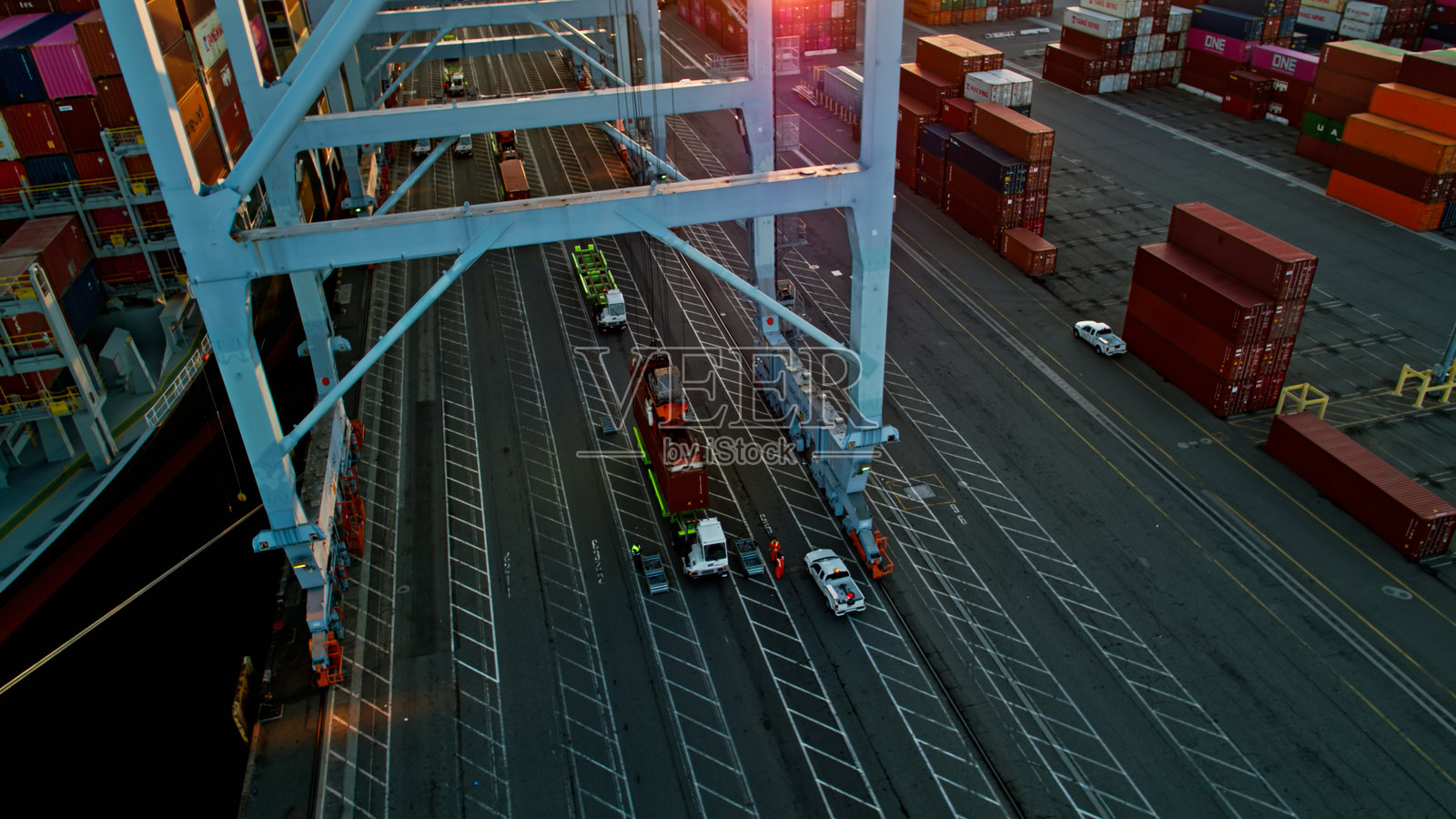 高角度视图的岸边起重机正在移动集装箱照片摄影图片