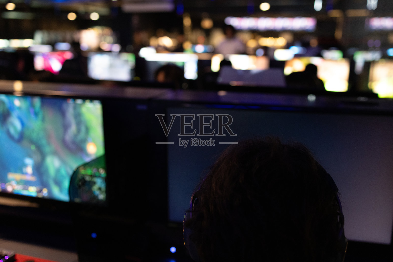 在昏暗的电子竞技场馆中竞争的玩家们照片摄影图片