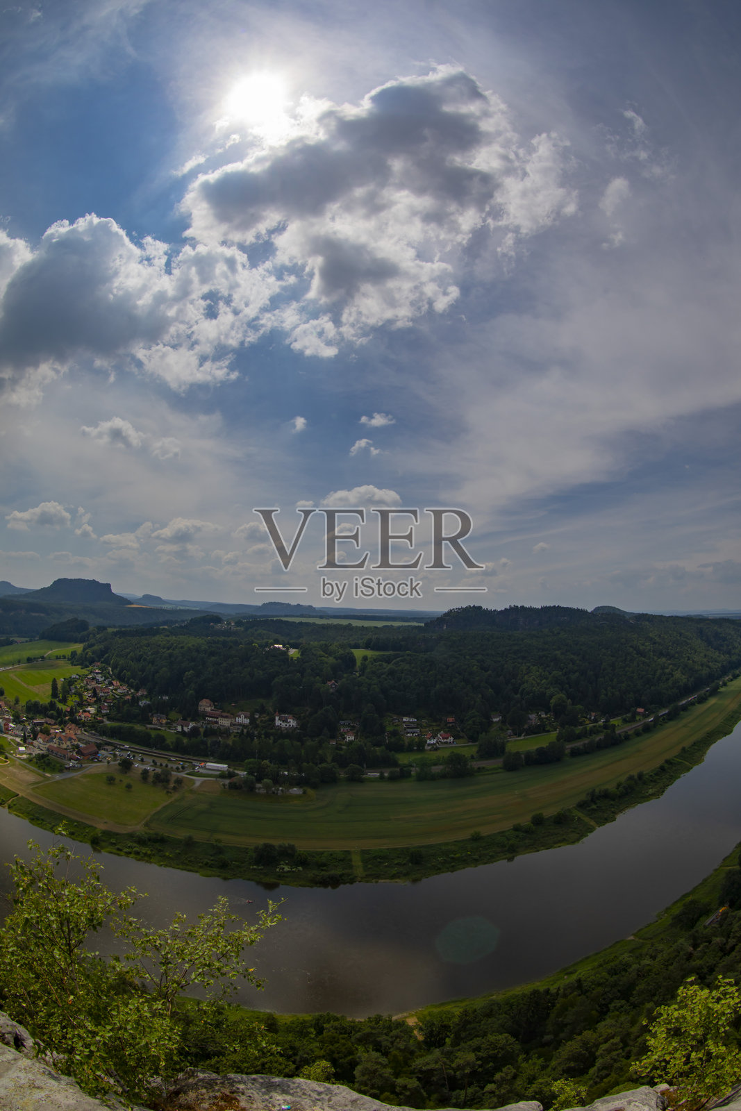 一座76.5米长的桥横跨岩石 formations。您还可以在埃尔贝砂岩山脉的巴斯泰桥上欣赏到壮观的景色。照片摄影图片