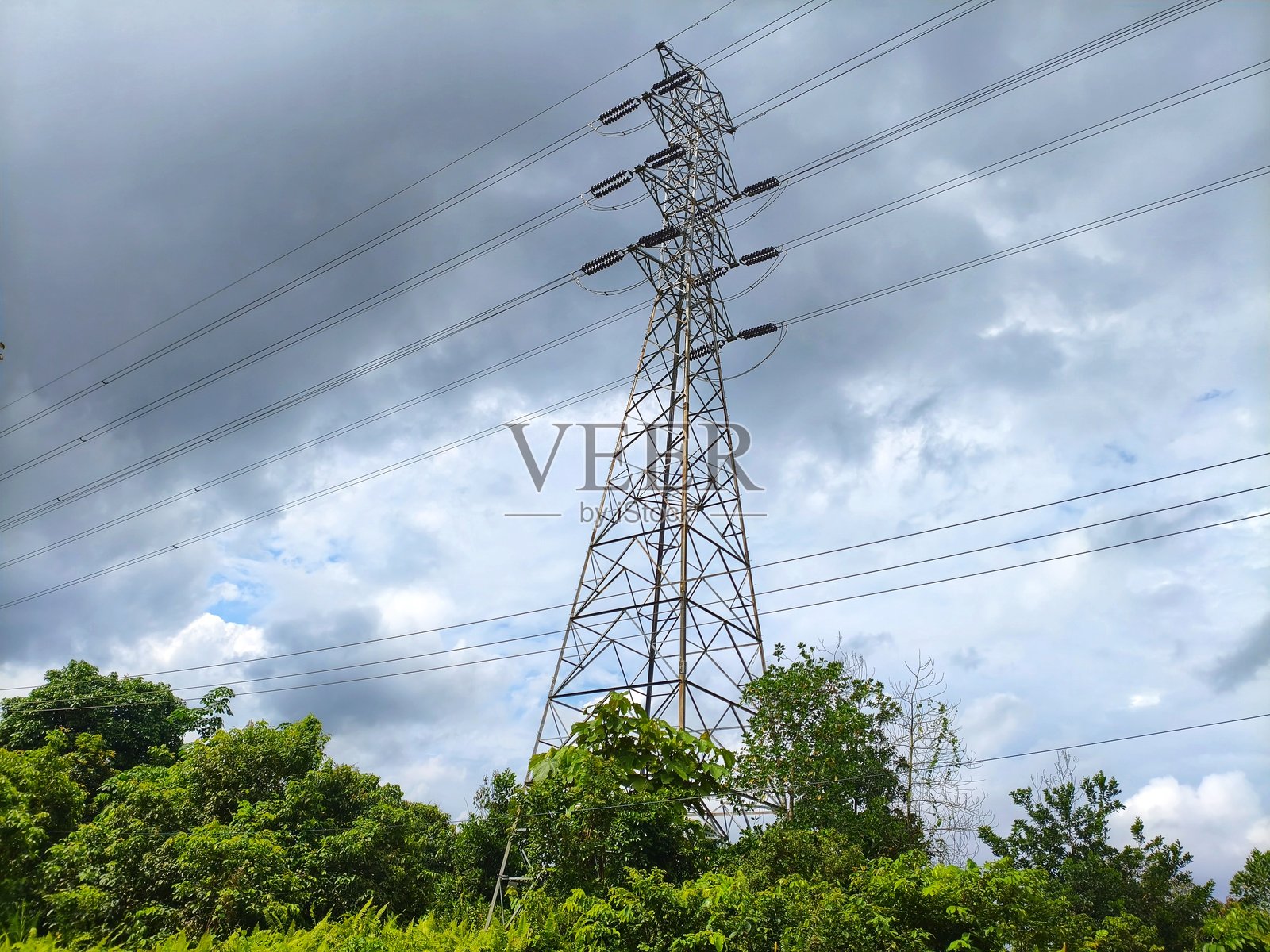 SUTET功能是将来自发电厂的超高电压电力分配到远离发电中心的变电站。照片摄影图片