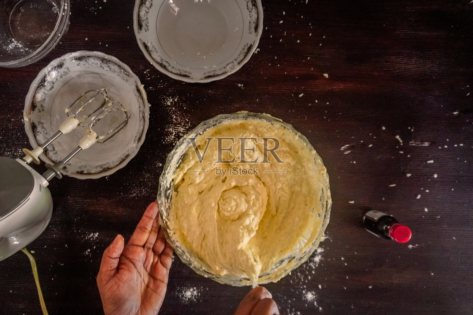 最终蛋糕面糊的俯视图,面粉、黄油和其他配料在碗中,用电动搅拌器搅拌 / 自制蛋糕准备过程照片摄影图片