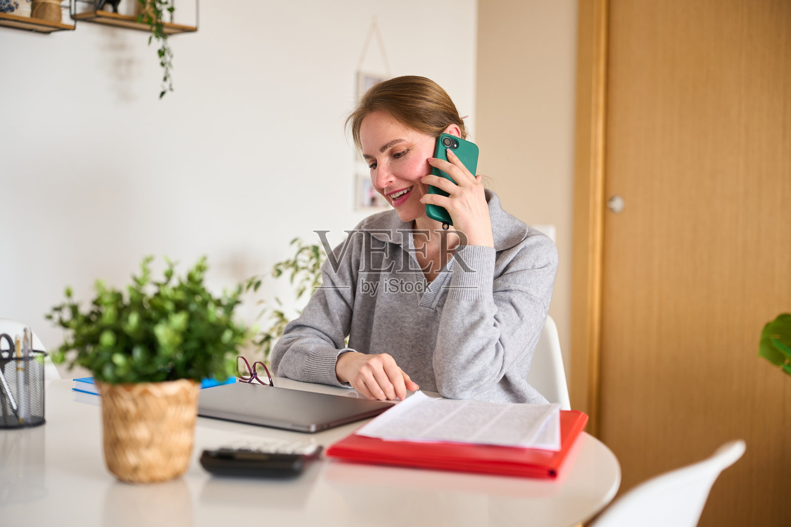 在家工作的女商人正在打电话照片摄影图片