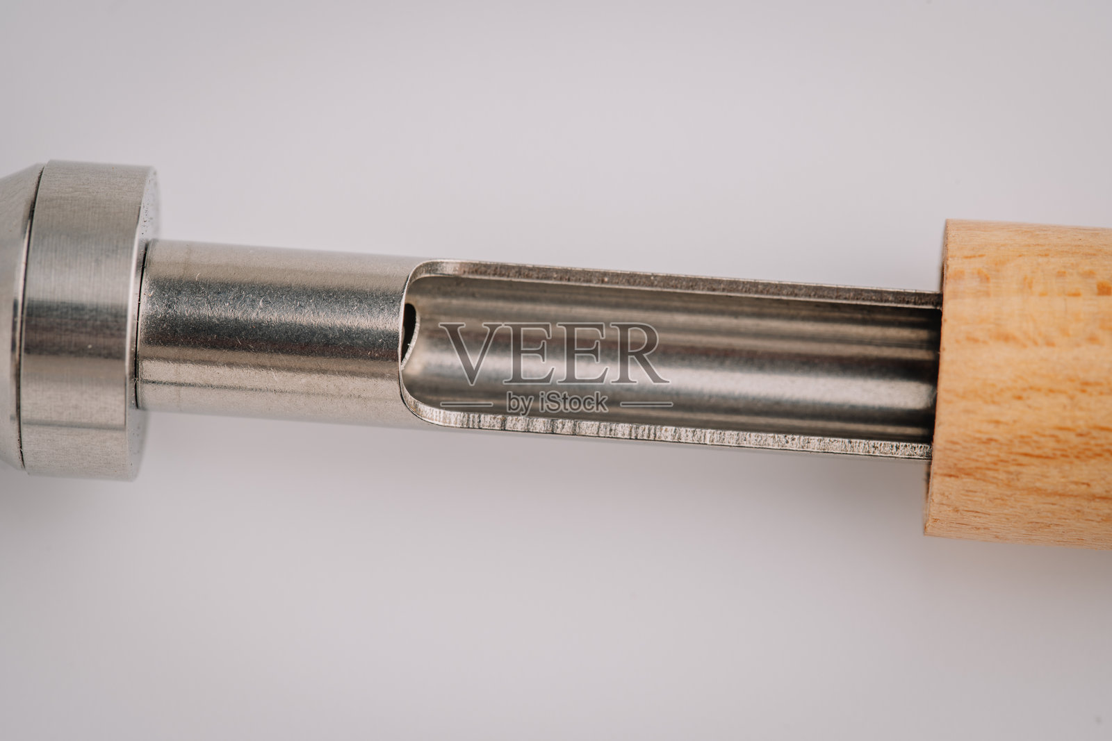 拆解的金属管特写,展示了木质和钢质蒸发器组件内部的加热或气流通道。照片摄影图片