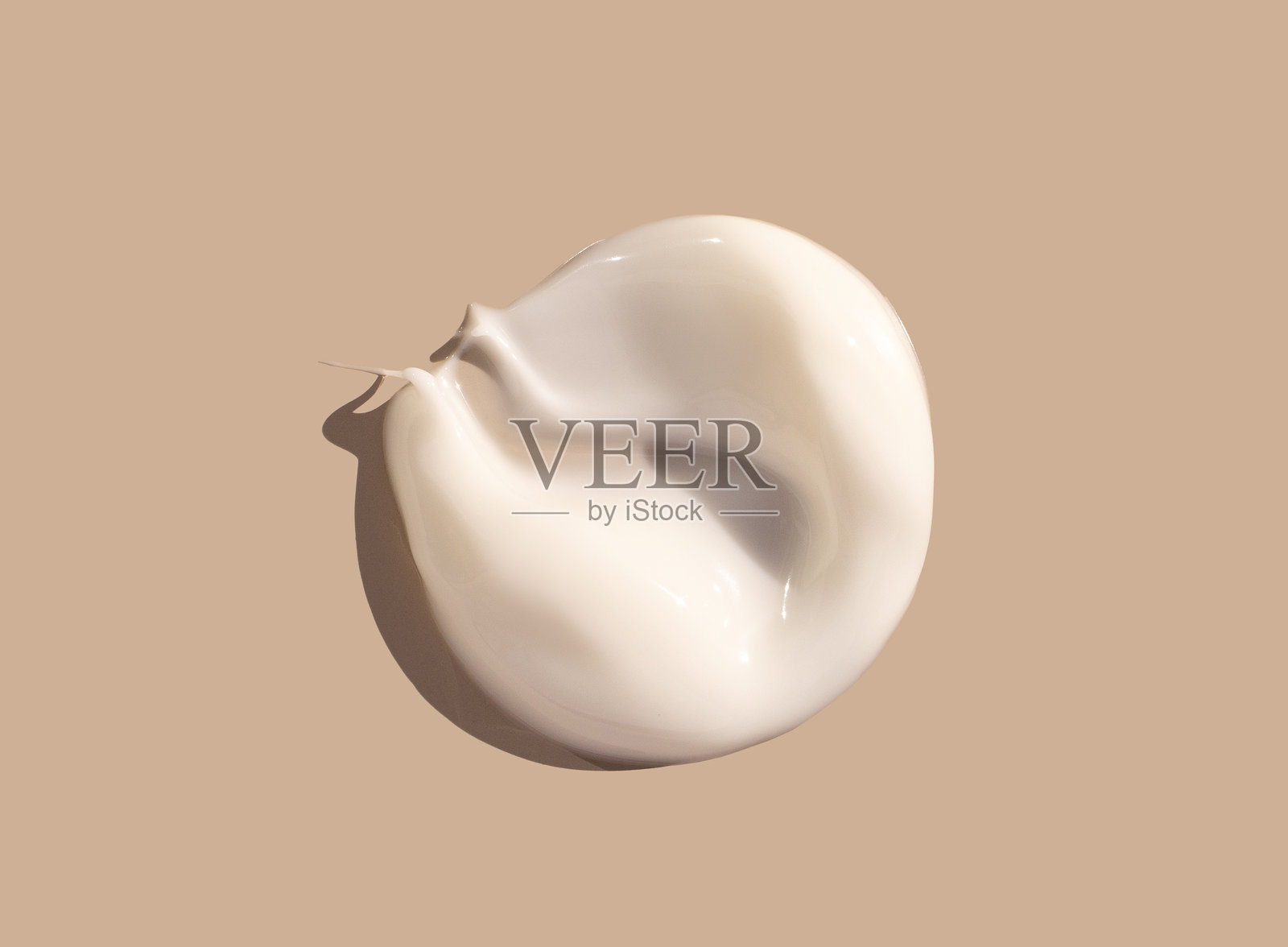 奶油白色质地化妆品样品的涂抹特写,背景为米色照片摄影图片