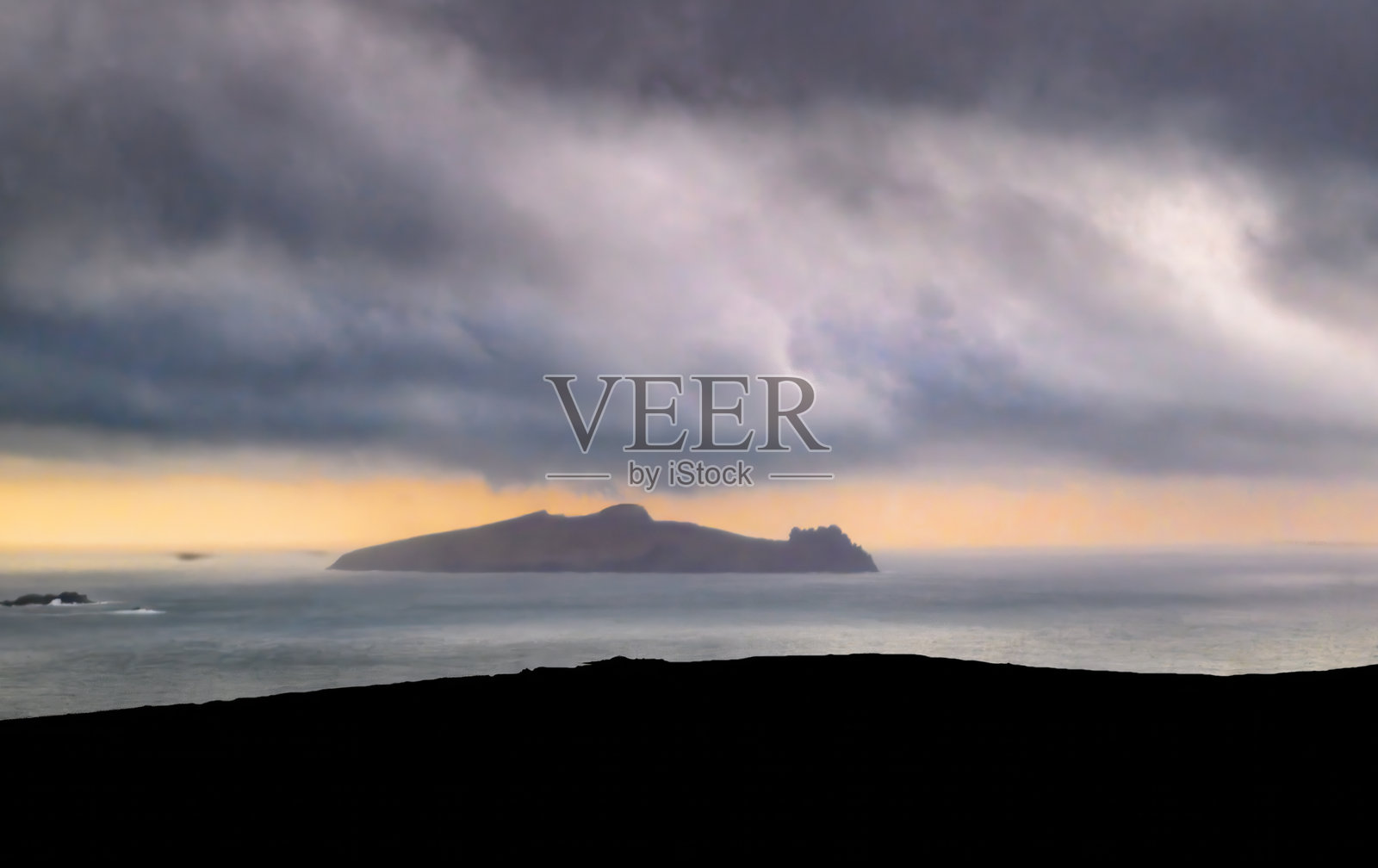 黄昏时分的死亡之人,伴随着薰衣草色的云彩,爱尔兰凯里郡照片摄影图片