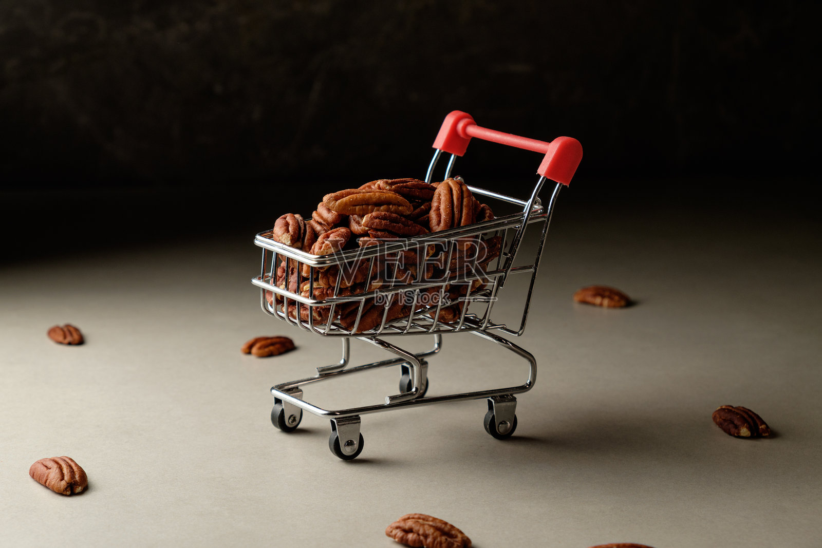 迷你购物车里的胡桃让人联想到对美食的玩味享受照片摄影图片