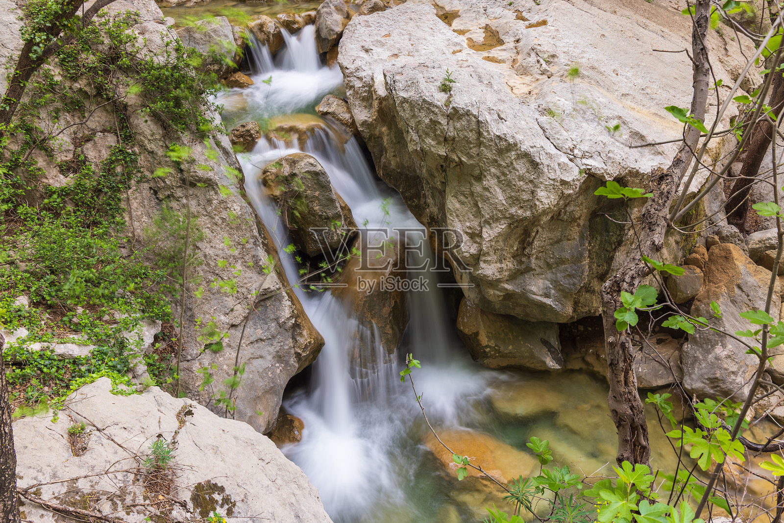 克罗地亚帕克莱尼察国家公园中,溪流在巨石之间奔流而下照片摄影图片